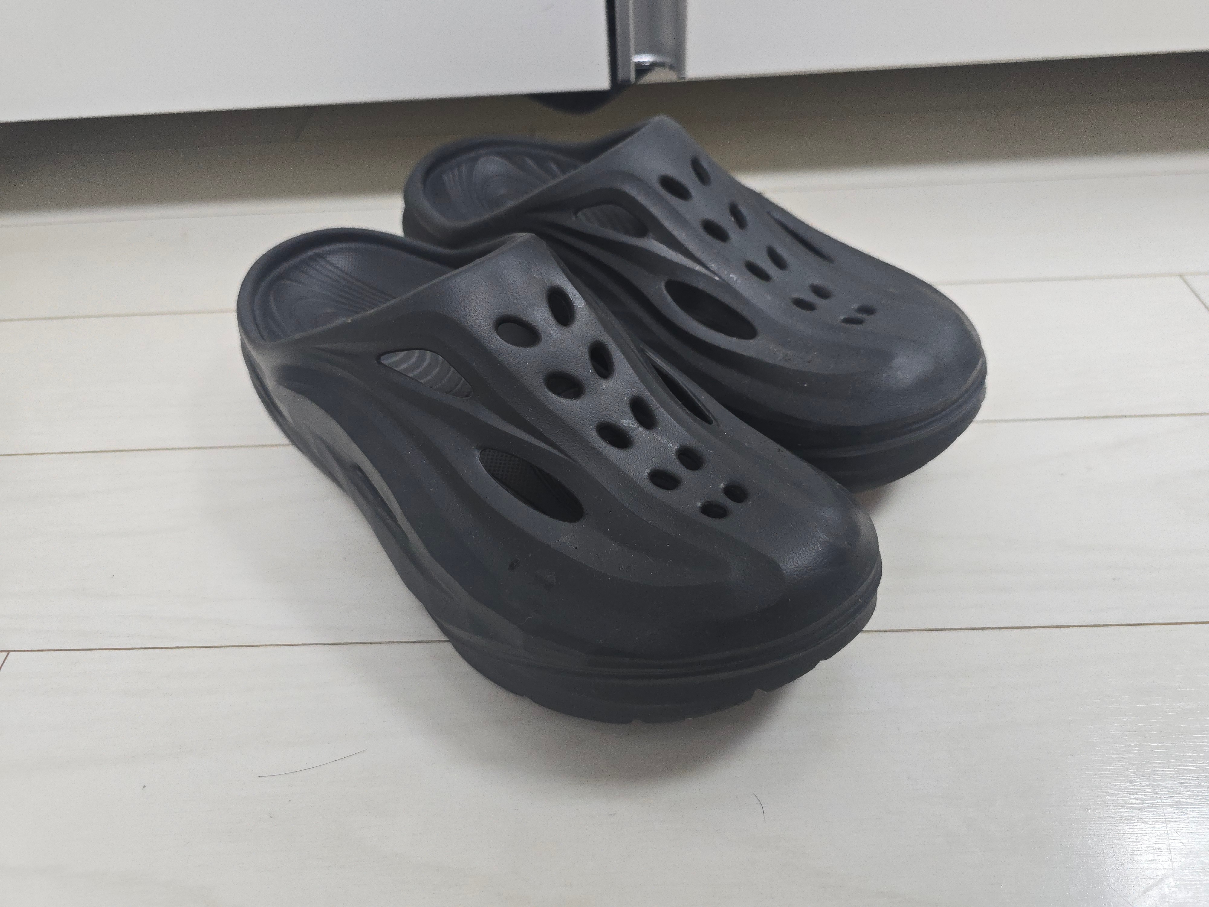 Hoka Ora Recovery Mule Black 착용 스타일