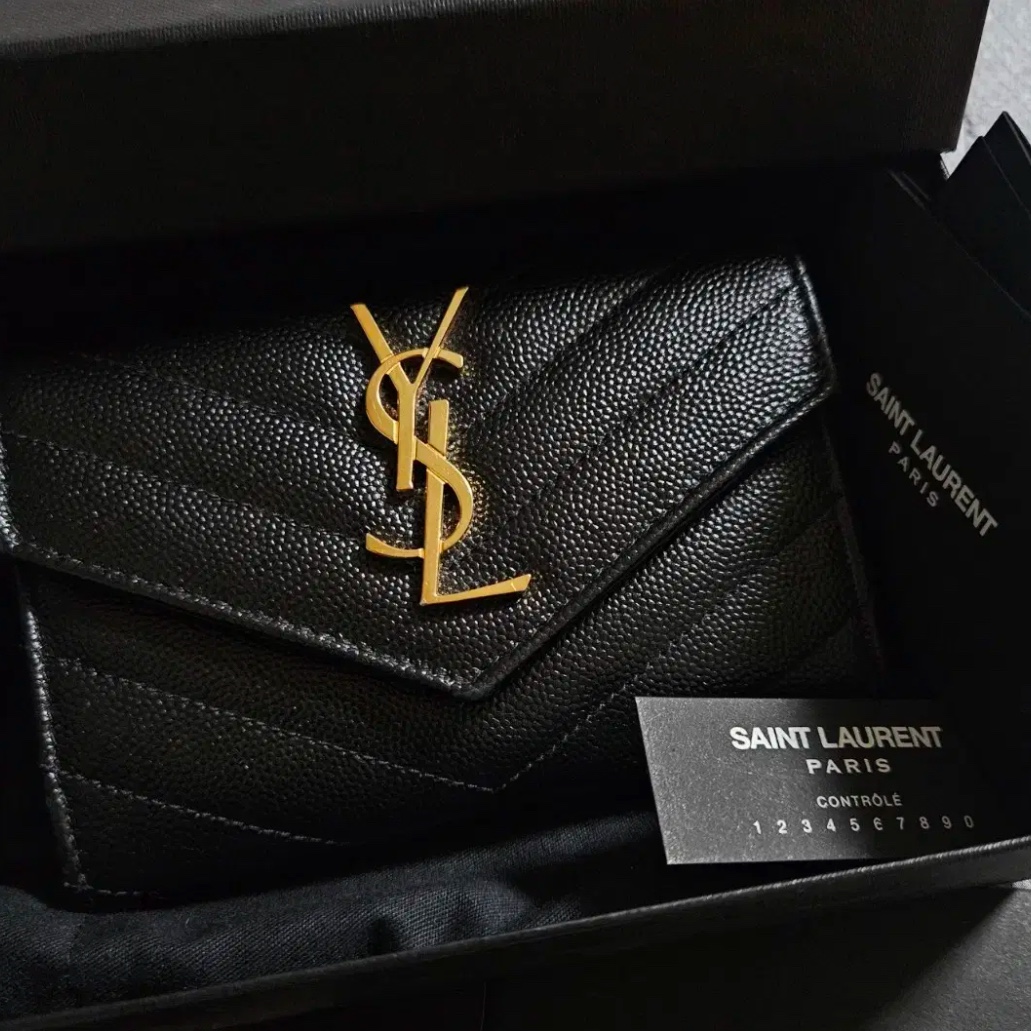 Saint Laurent Cassandre Matelasse Small Envelope Wallet in Grain de Poudre Embossed Leather Black Gold 착용 스타일