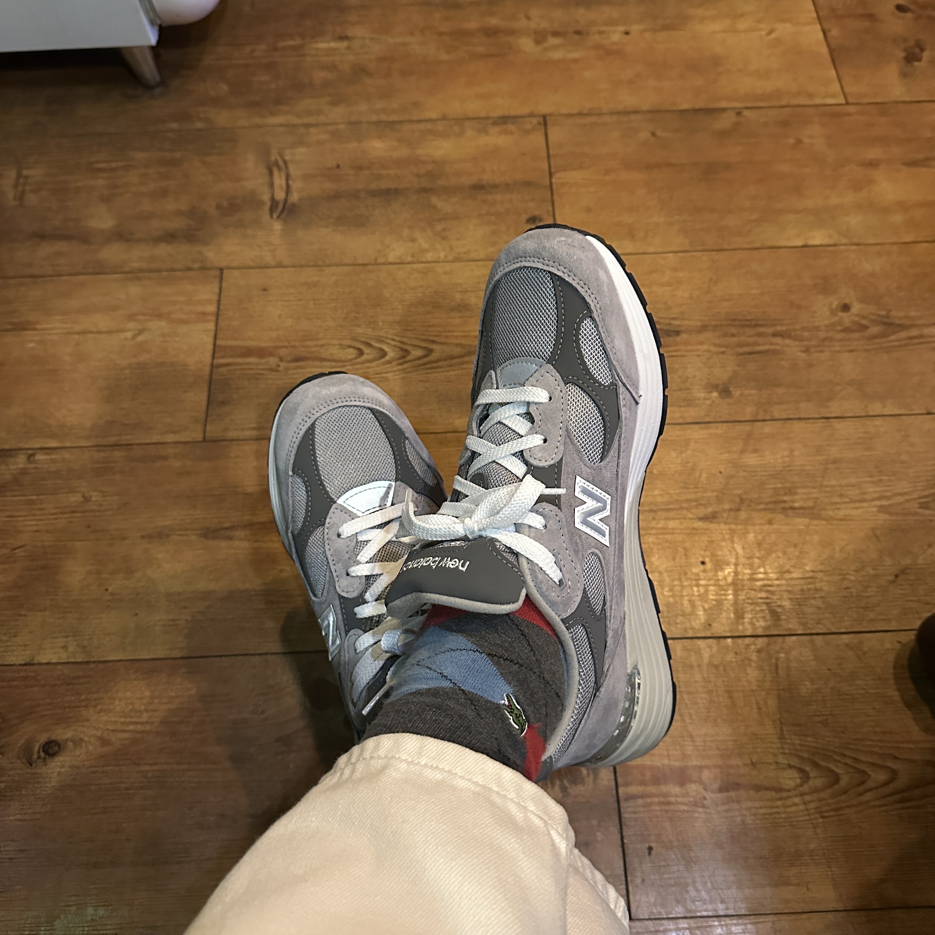 New Balance 992 Made in USA Core Grey Silver Metallic 착용 스타일 - 1