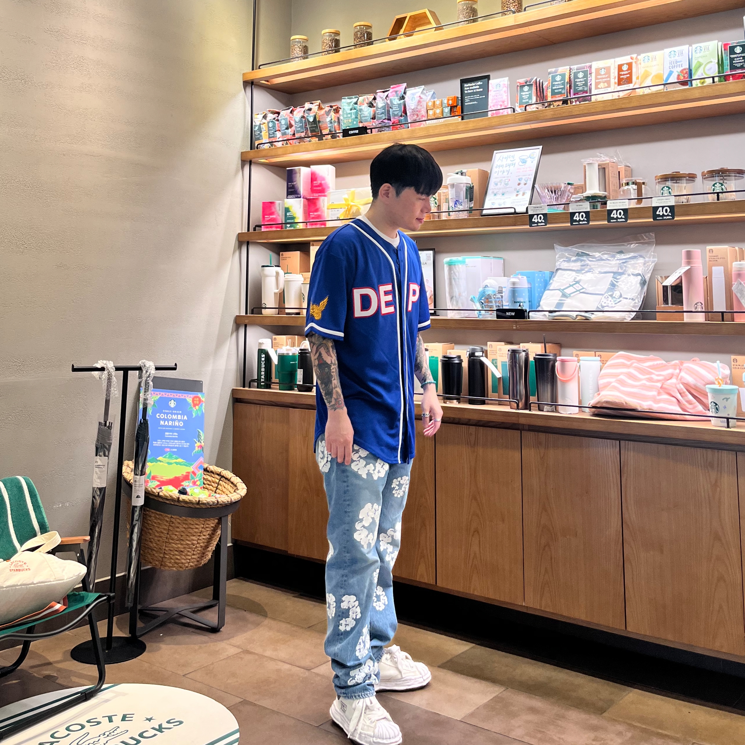 Gallery Dept. Echo Park Baseball Jersey Navy, Denim Tears Dirty Wash Wreath 501 Jeans Light Wash 착용 스타일 - 1