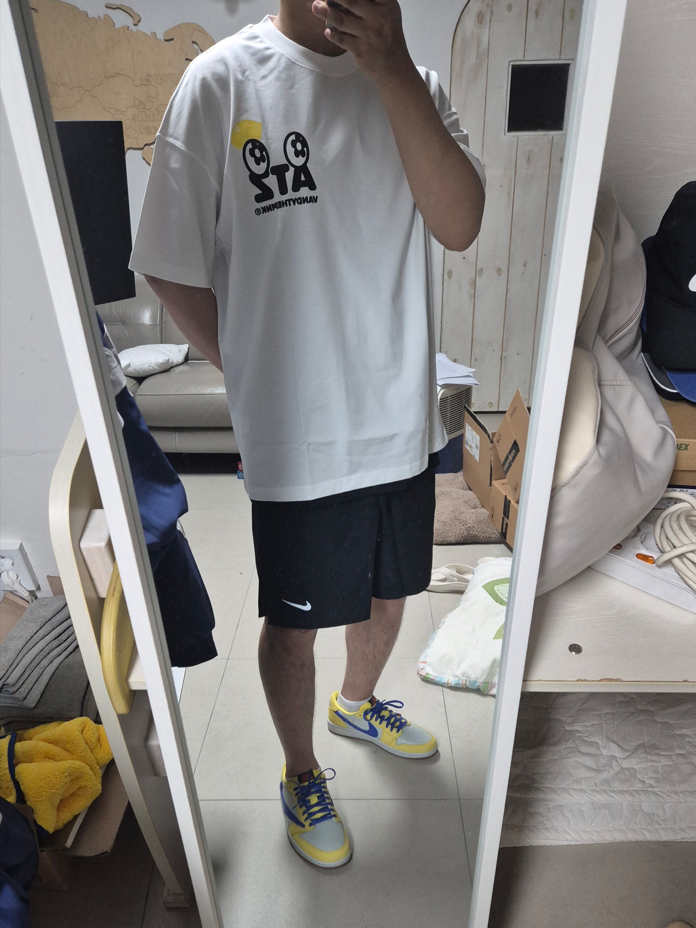 ATEEZ X Vandy The Pink 'Lemon Drop' T-shirt, (W) Jordan 1 x Travis Scott Retro Low OG SP Canary 착용 스타일 - 1