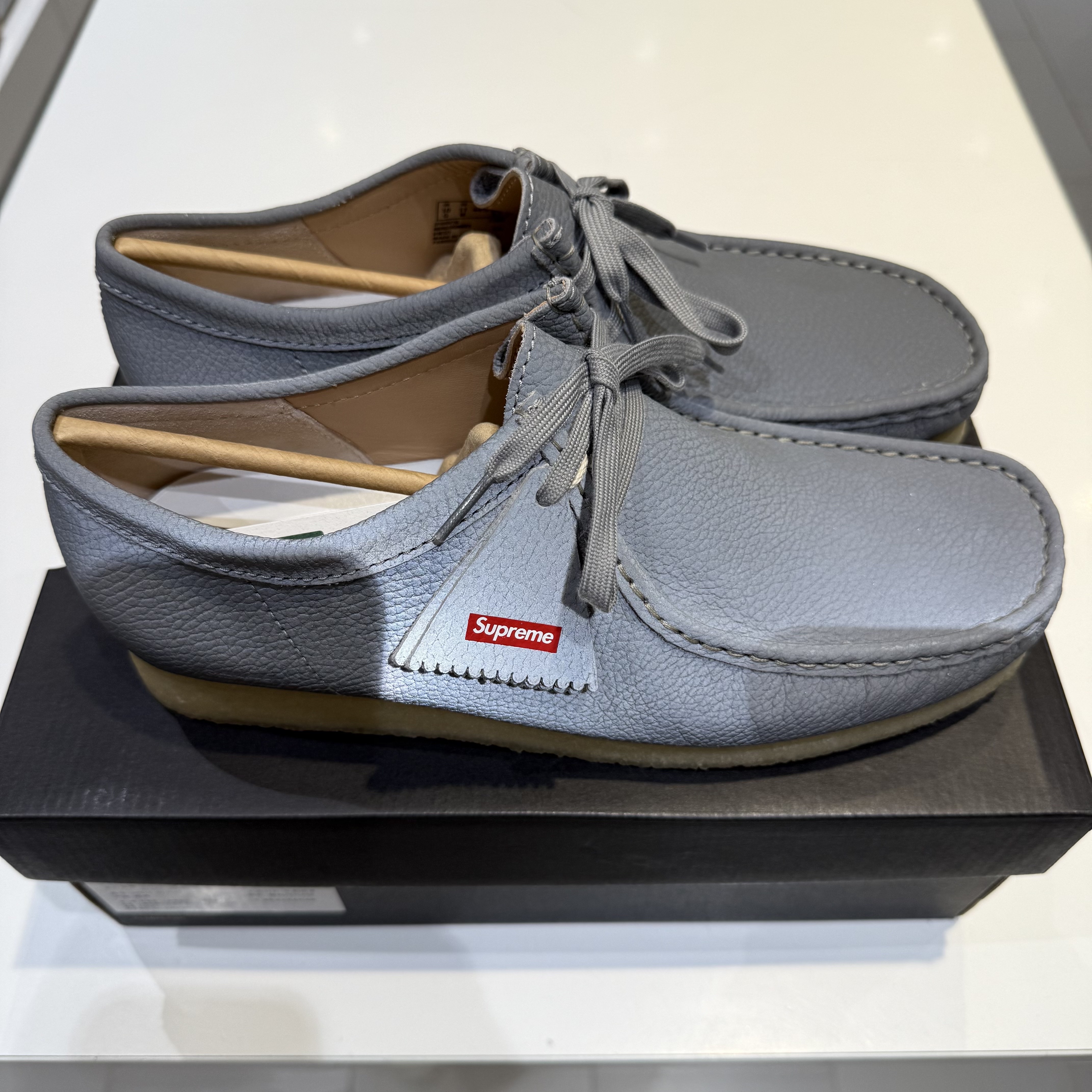 Clarks x Supreme Reflective Wallabee Silver - 25SS 착용 스타일 - 4