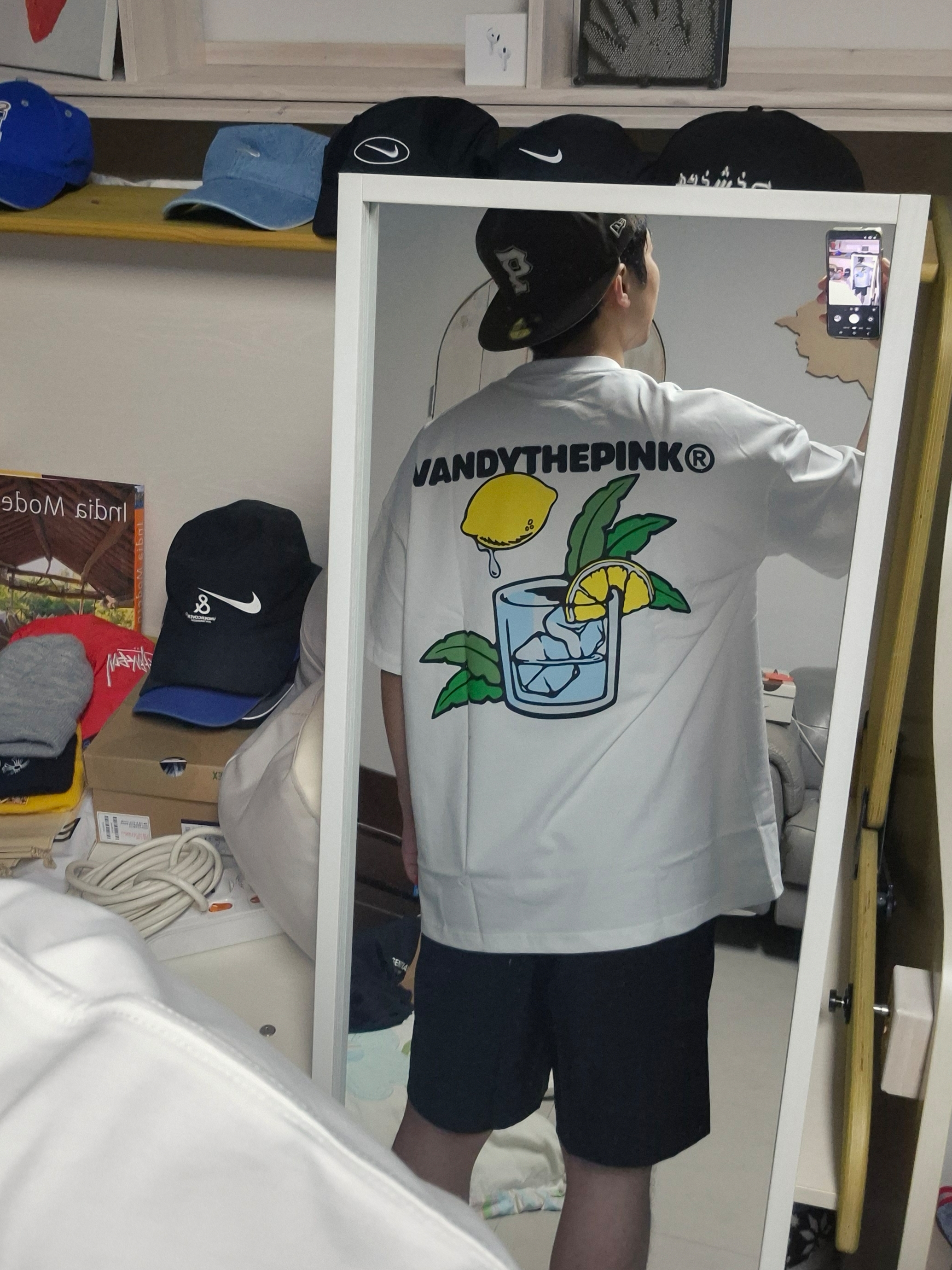 ATEEZ X Vandy The Pink 'Lemon Drop' T-shirt, (W) Jordan 1 x Travis Scott Retro Low OG SP Canary 착용 스타일 - 2