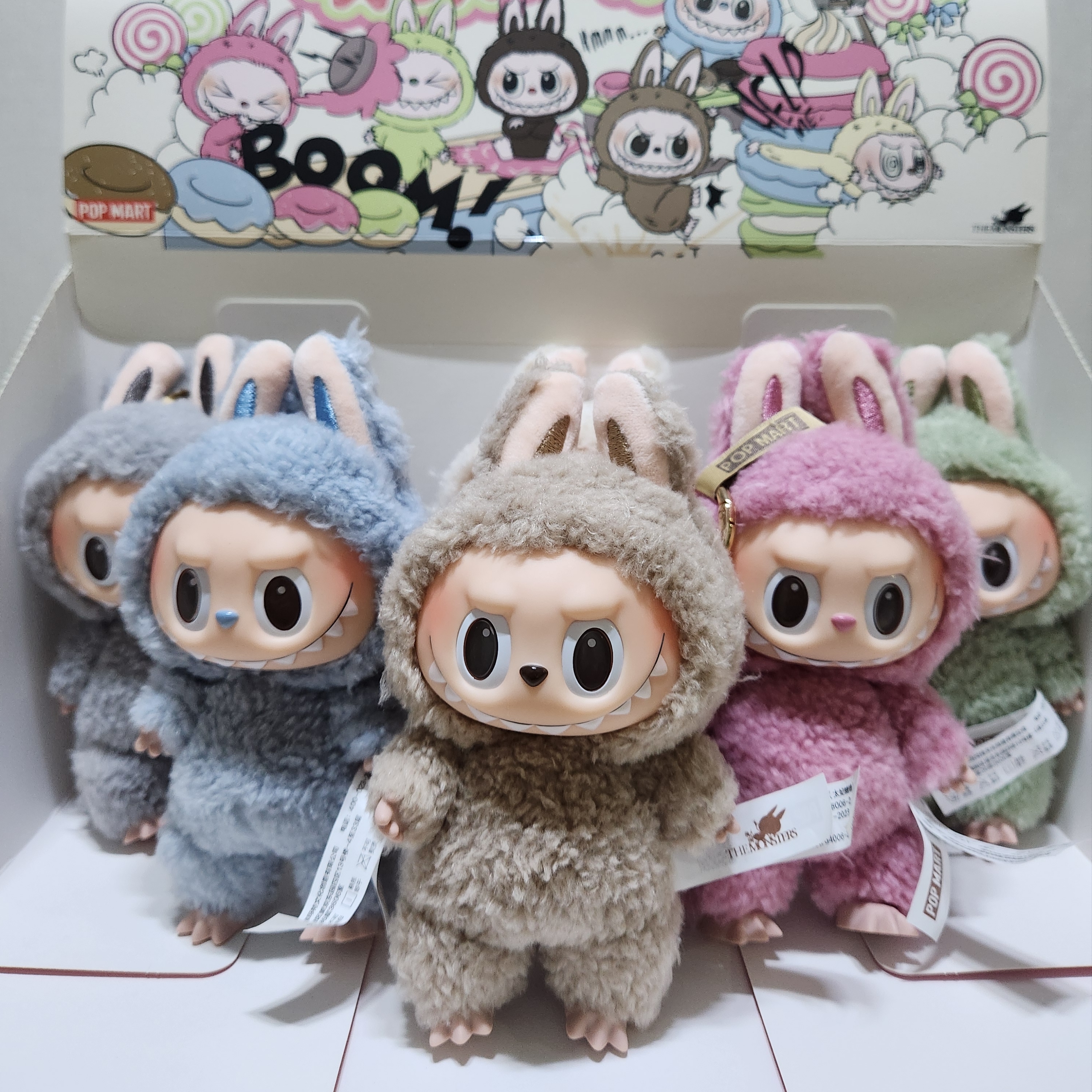 Pop Mart The Monsters Labubu Tasty Macarons Series Sealed Case (6 Blind Boxes) 착용 스타일
