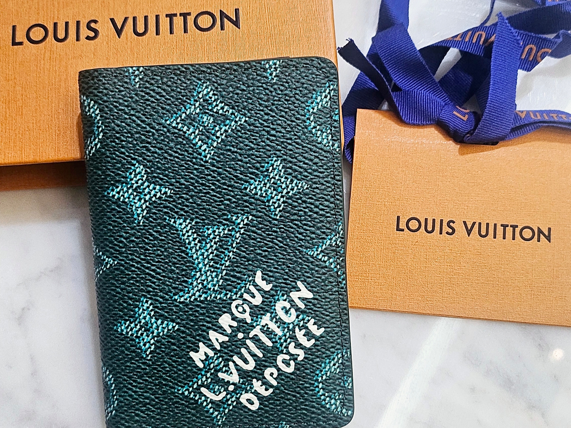 Louis Vuitton Pocket Organizer Vert 착용 스타일