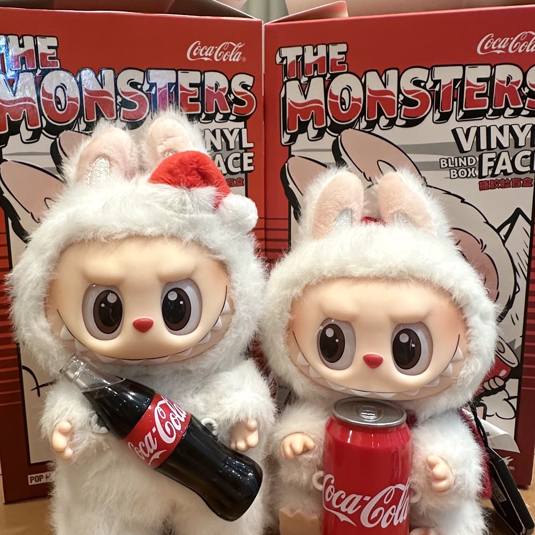 Pop Mart Labubu Coca Cola Series Surprise Shake Keyring (Opened Case), Pop Mart Labubu Coca Cola Series Happy Factor Keyring (Opened Case) 착용 스타일 - 2