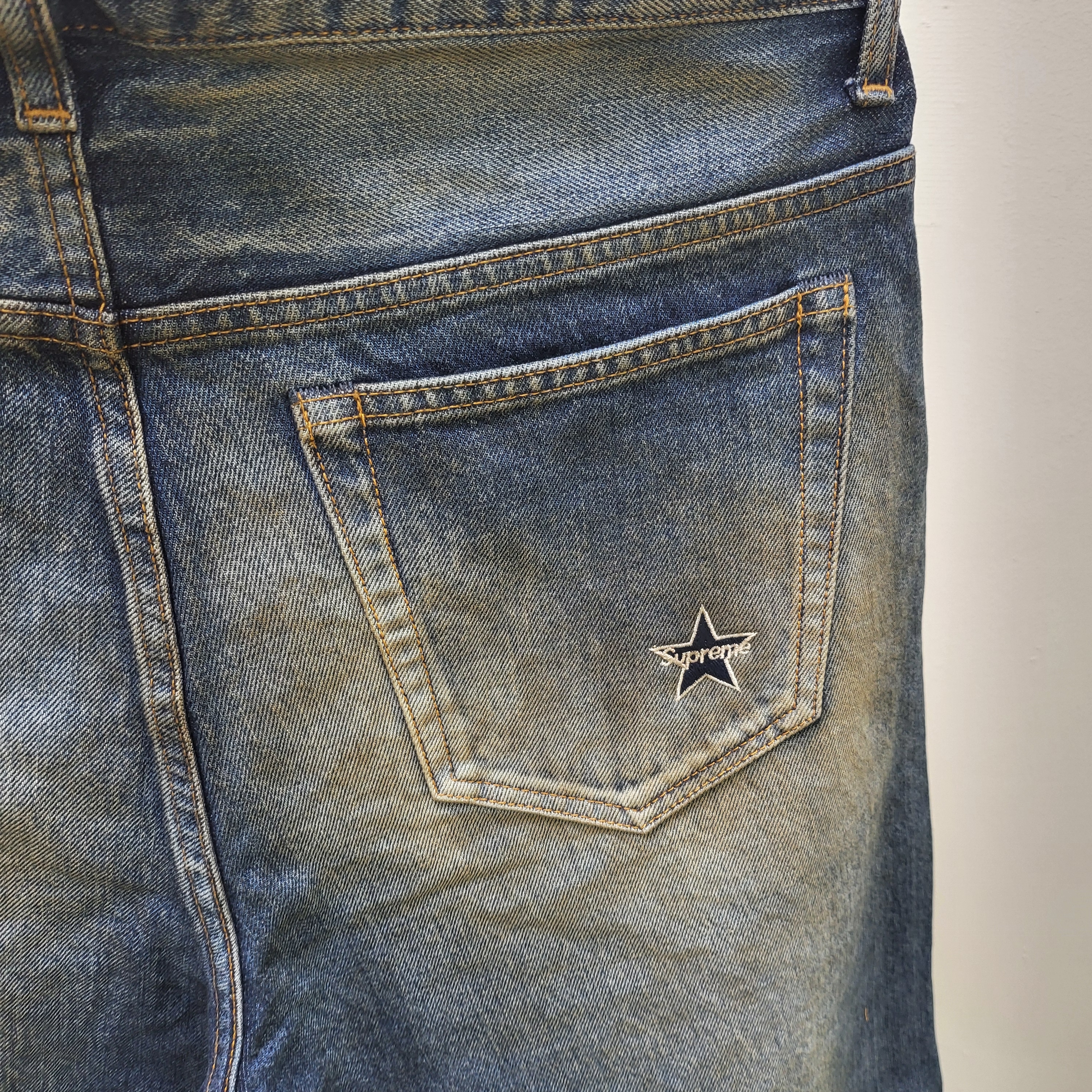Supreme Distressed Loose Fit Selvedge Jean Washed Indigo - 25SS 착용 스타일 - 1