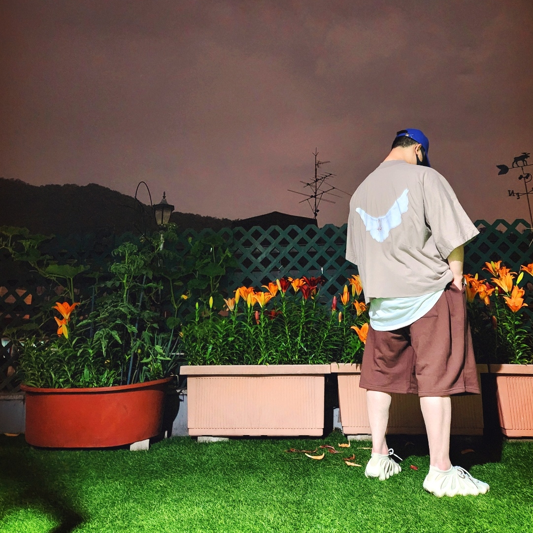 Yeezy Gap Engineered By Balenciaga Dove No Seam T-Shirt Beige, Adidas Yeezy 450 Cloud White 착용 스타일 - 3