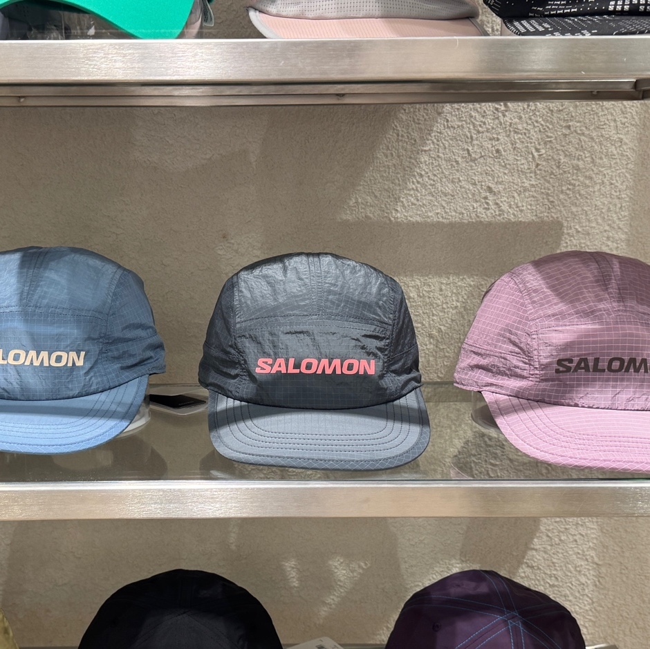 Salomon Primary Ripstop Camp Cap Shark Grey, Salomon Primary Ripstop Camp Cap Fig Pink 착용 스타일