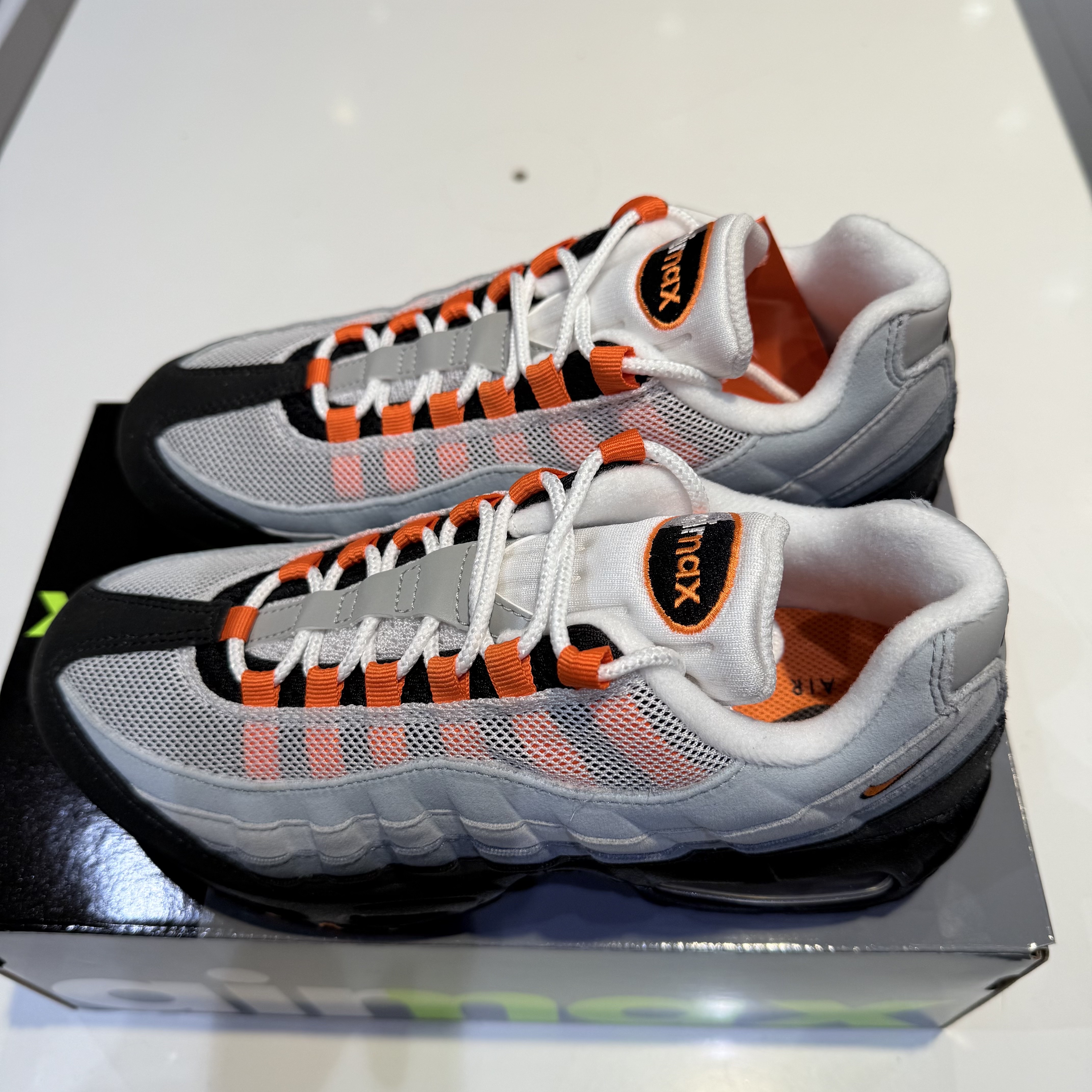 Nike Air Max 95 OG Bright Mandarin 착용 스타일 - 2