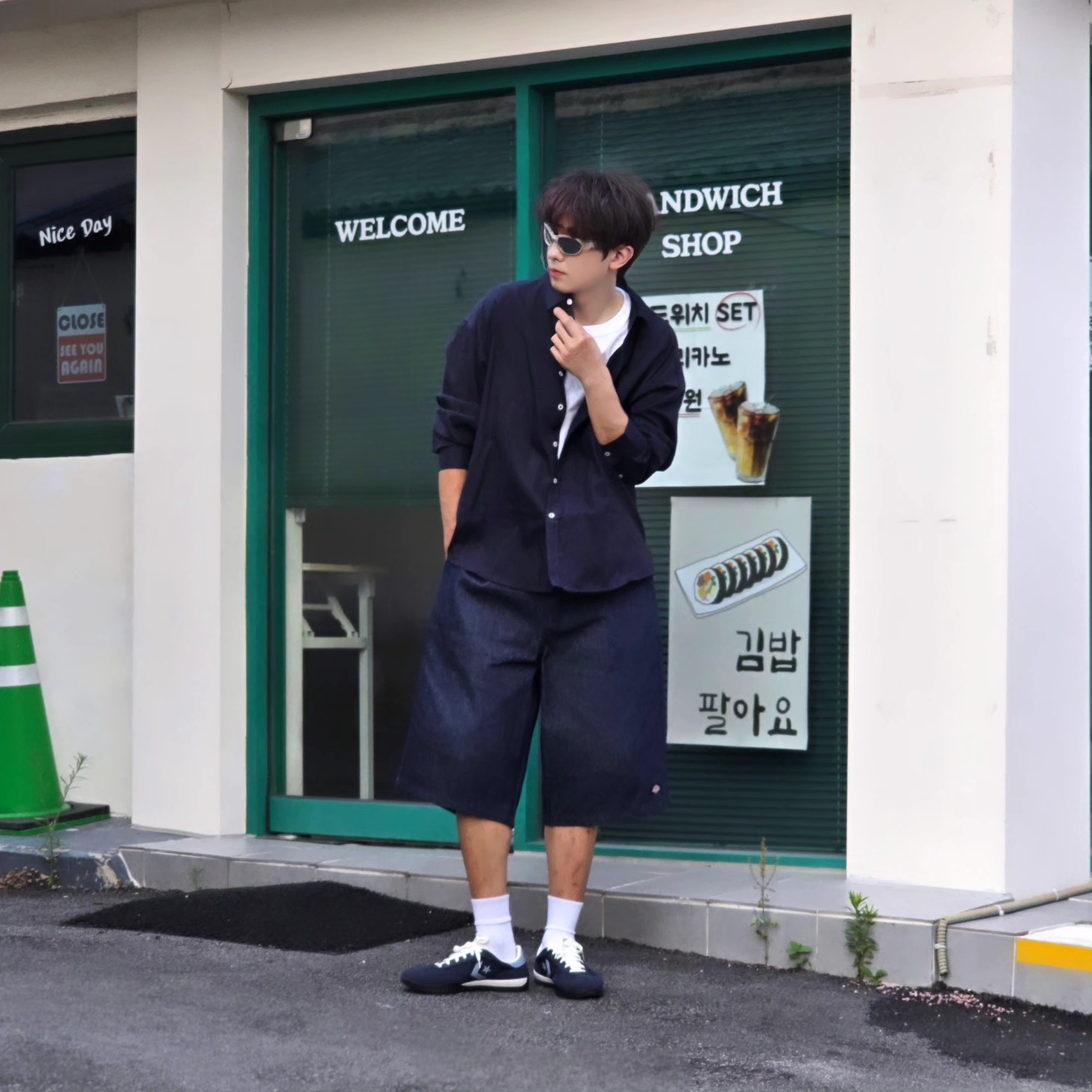 Dickies Loose Fit 13 Inch Flat Front Work Shorts Dark Navy, Converse Run Star Trainer Retro Sport Azul 착용 스타일 - 5