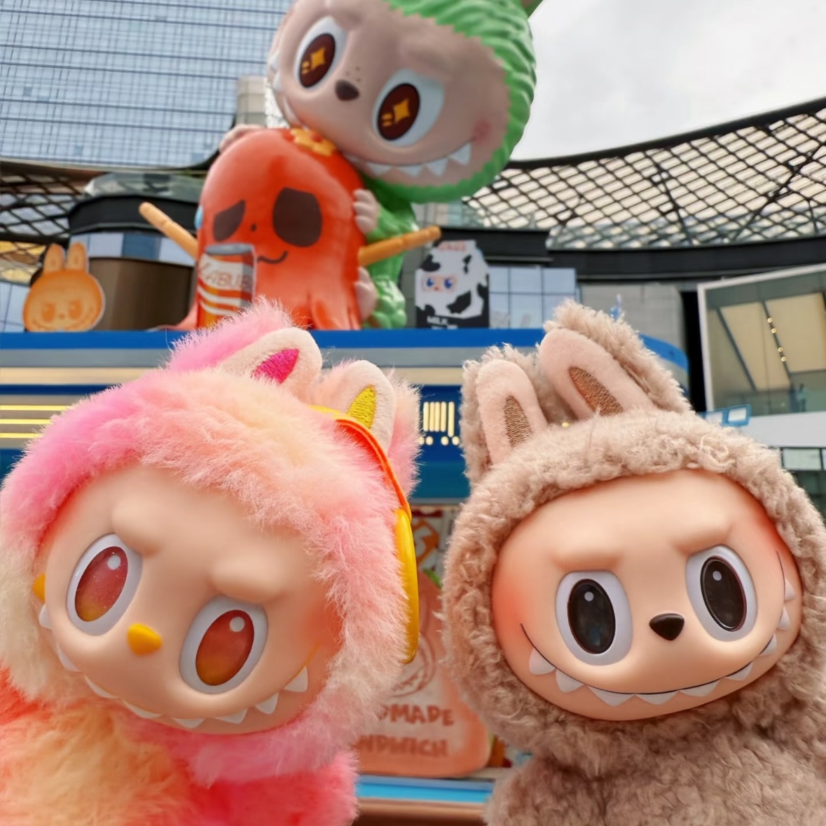 Pop Mart Labubu The Monsters Wacky Mart Series Figures Grilled Sausage (Opened Case), Pop Mart Labubu The Monsters Highlight Series Loyalty Keyring (Opened Case) 착용 스타일