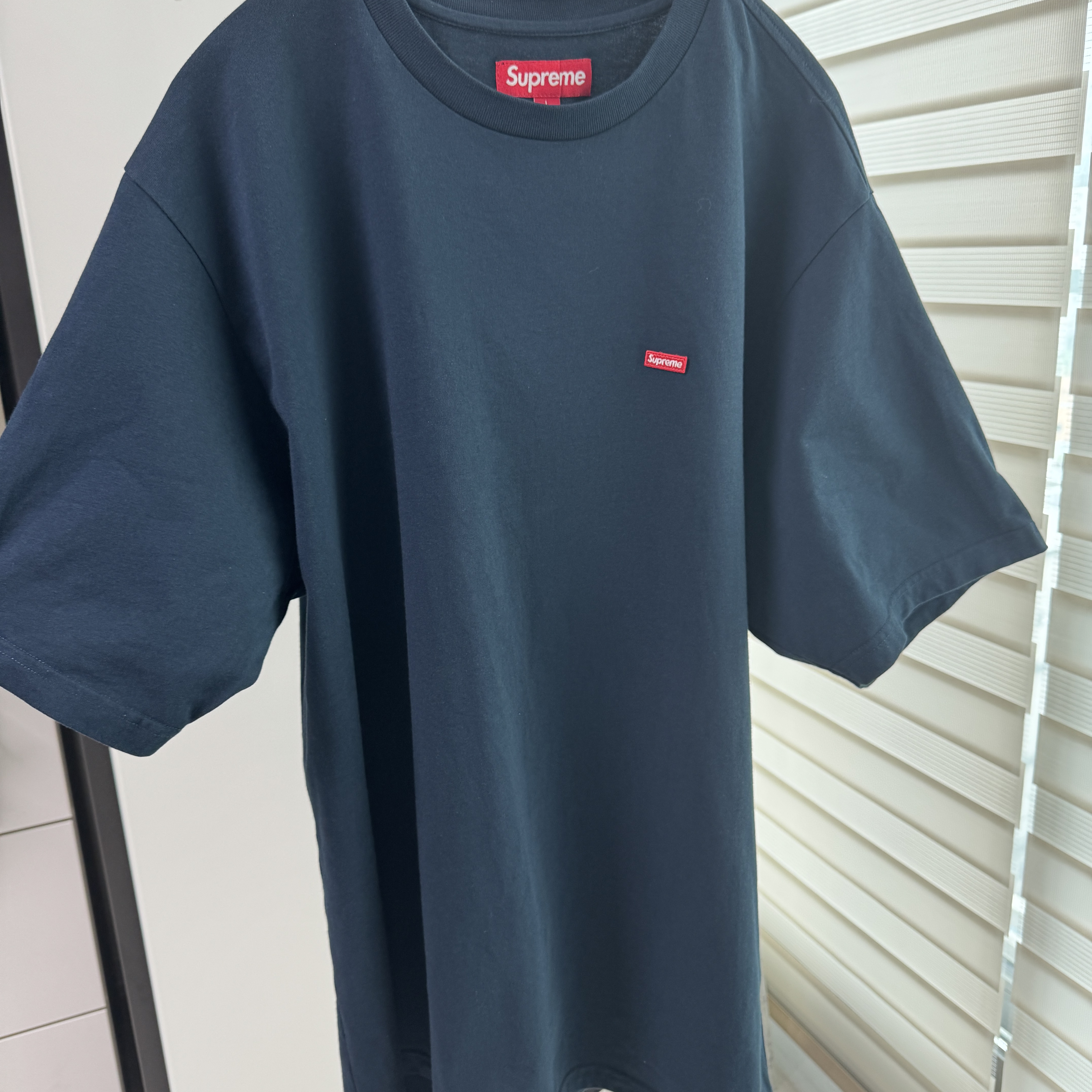 Supreme Small Box T-Shirt Navy - 25SS 착용 스타일