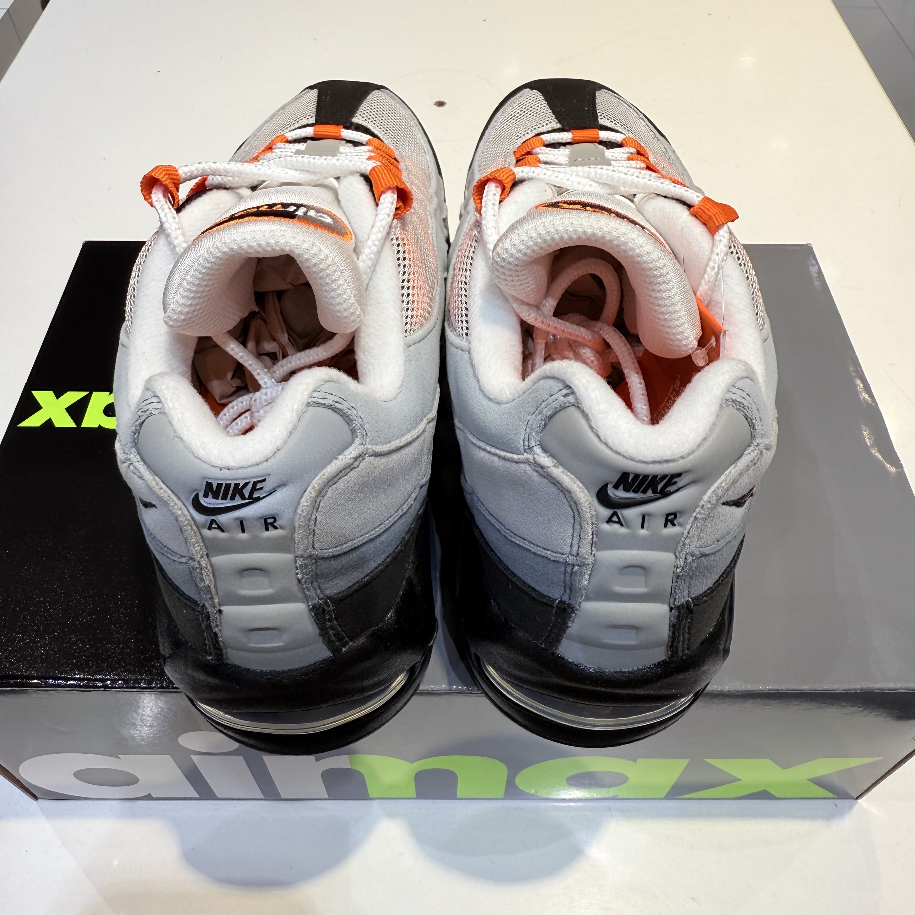 Nike Air Max 95 OG Bright Mandarin 착용 스타일 - 3