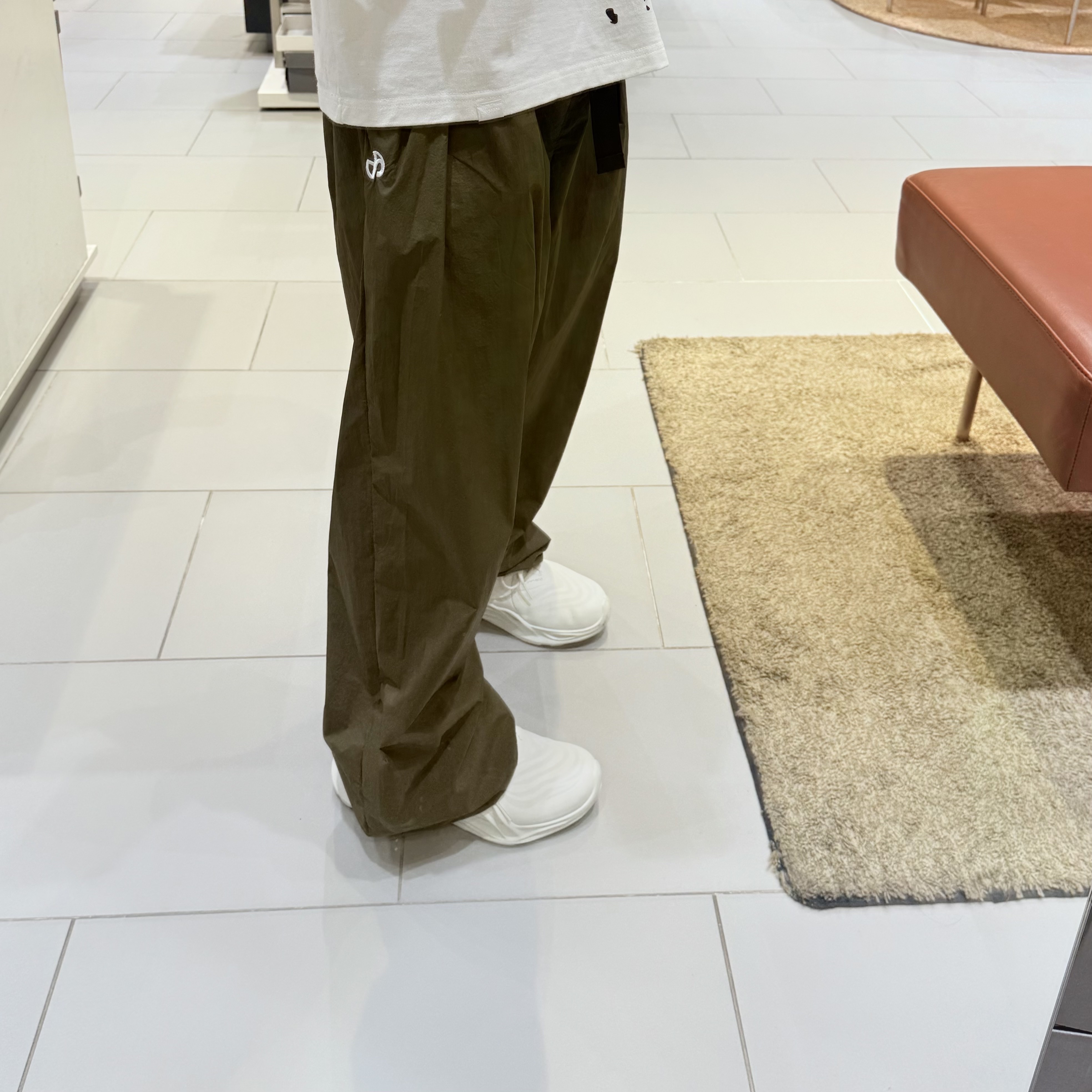 NOMANUAL Shade Belted Pants Khaki 착용 스타일