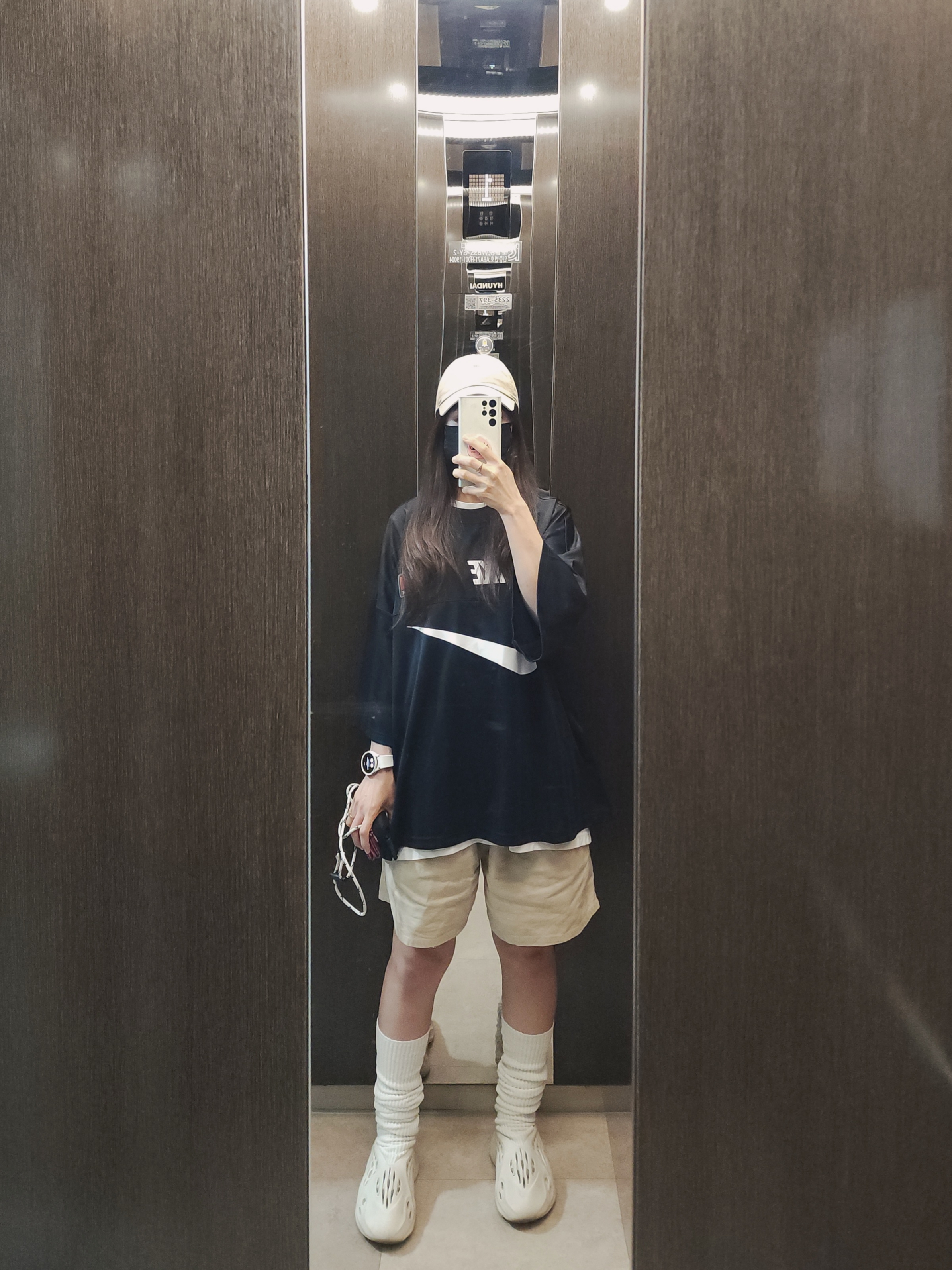 Nike NSW Trend T-Shirt Black, Adidas Yeezy Foam RNNR Sand 착용 스타일