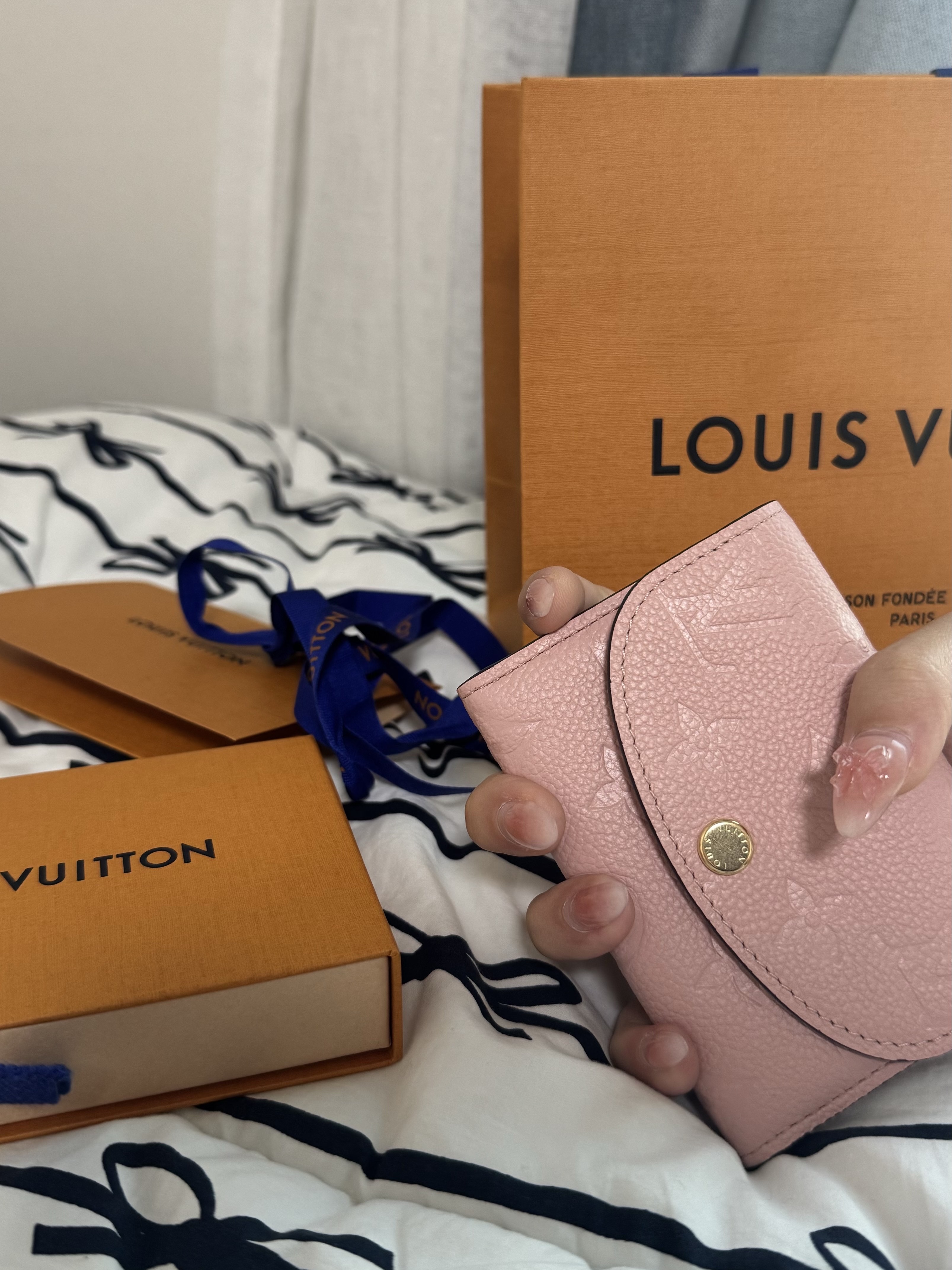 Louis Vuitton Rosalie Coin Purse Monogram Empreinte Rose Powder 착용 스타일