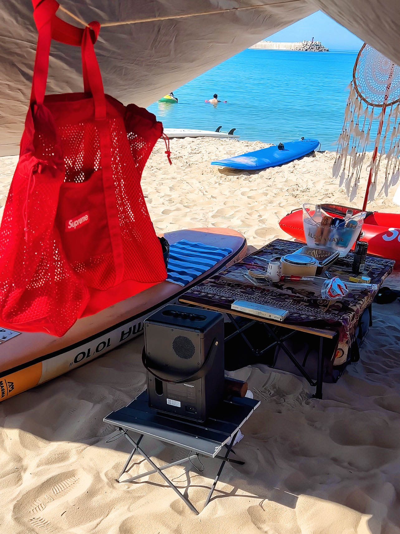 Supreme ENO Islander Nylon Blanket Purple - 22SS, Supreme Mesh Tote Bag Red - 25SS 착용 스타일 - 2