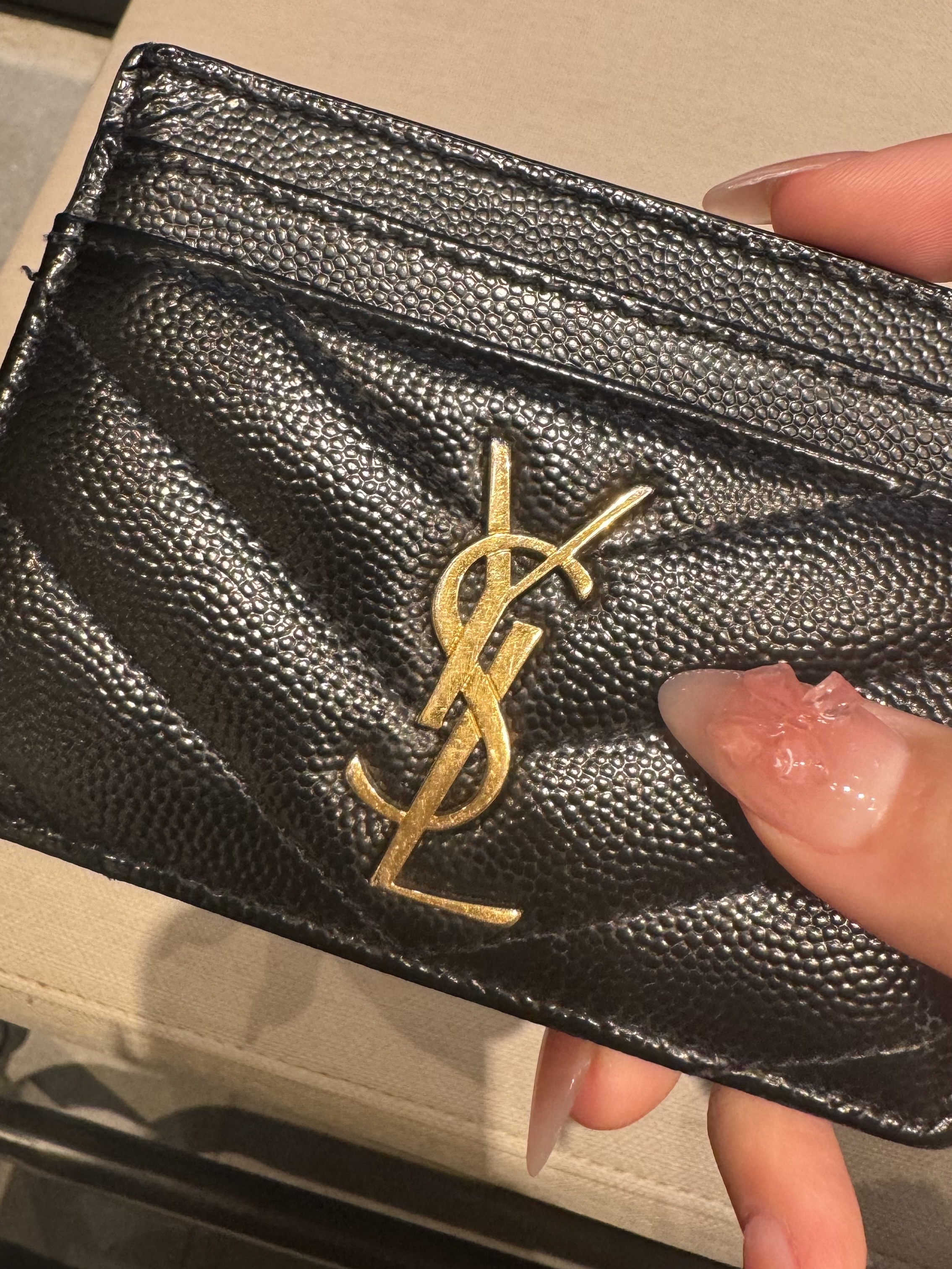 Saint Laurent Cassandre Matelasse Card Case in Grain De Poudre Embossed Leather Black 착용 스타일 - 2