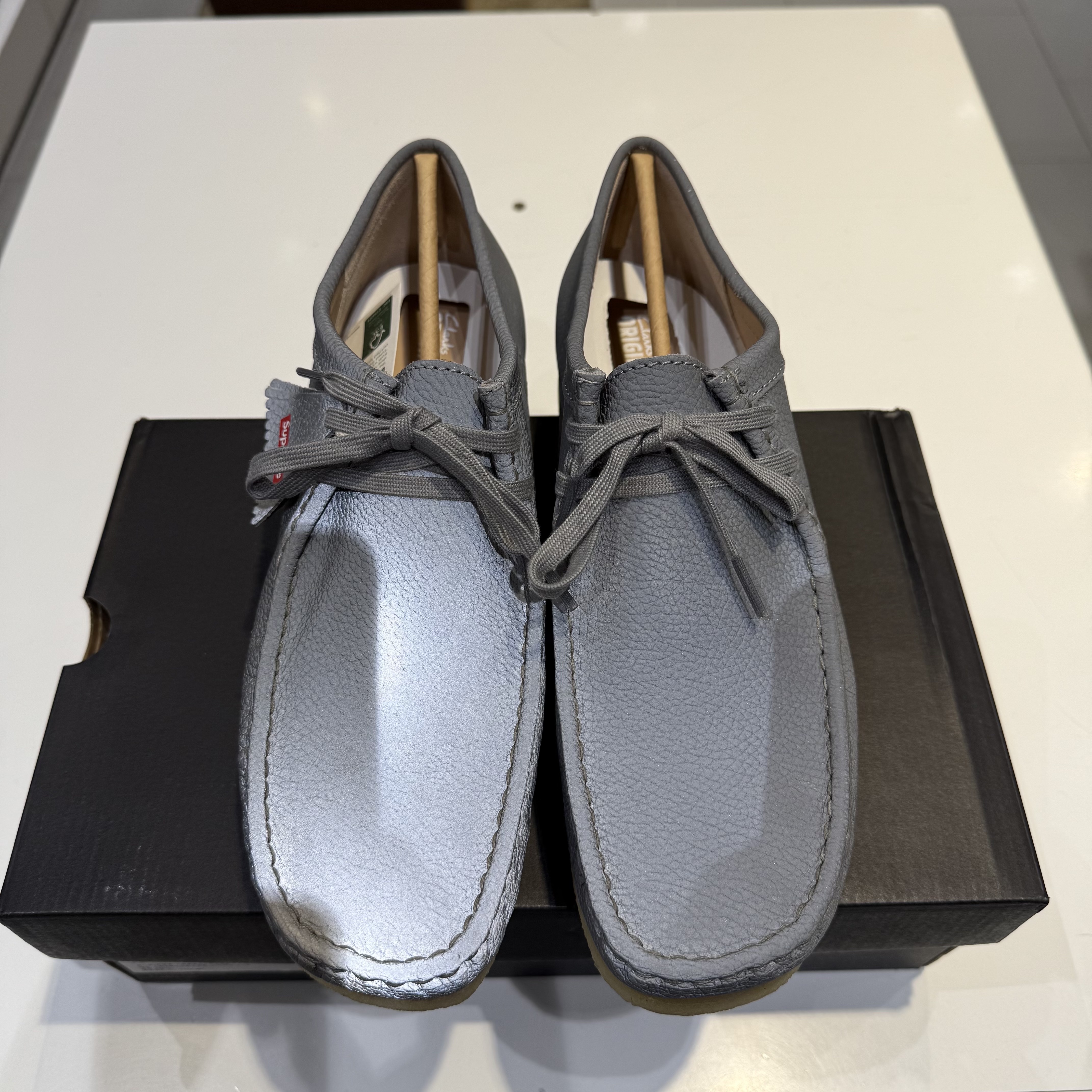 Clarks x Supreme Reflective Wallabee Silver - 25SS 착용 스타일 - 1
