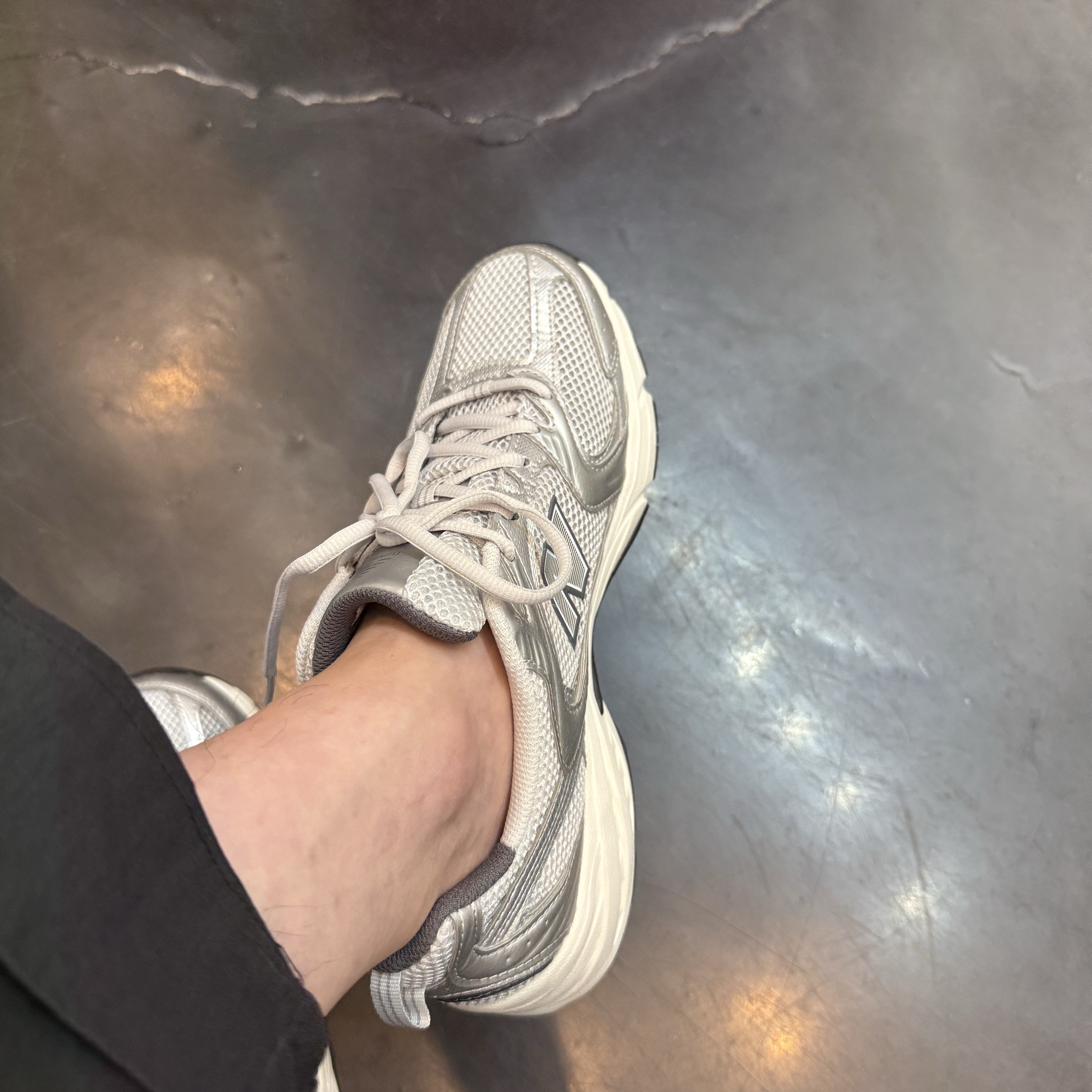 New Balance 530 Grey Matter Silver Metallic 착용 스타일