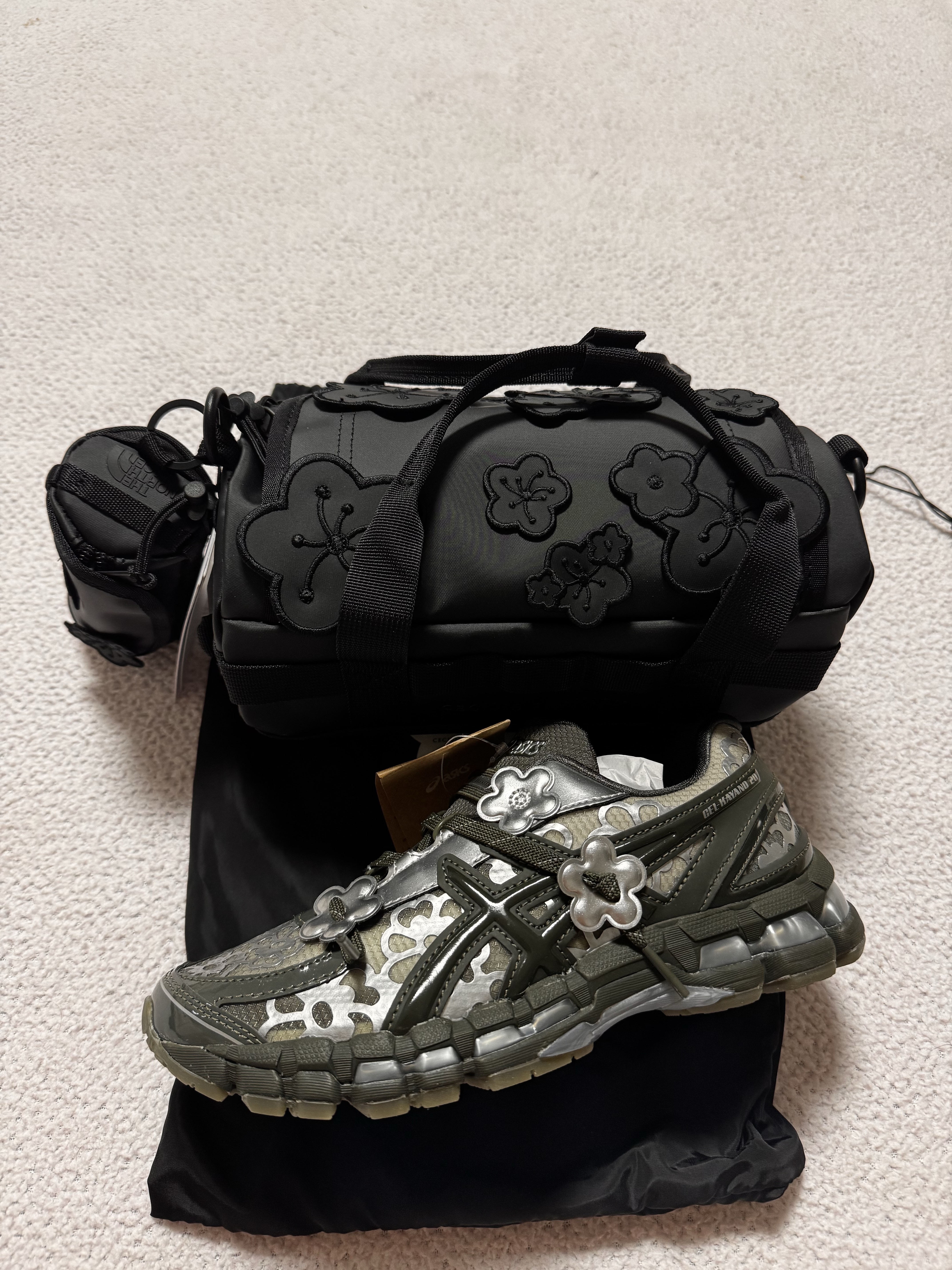 Asics x Cecilie Bahnsen Gel-Kayano 20 Olive, The North Face x Cecilie Bahnsen Base Camp Clutch Black 착용 스타일