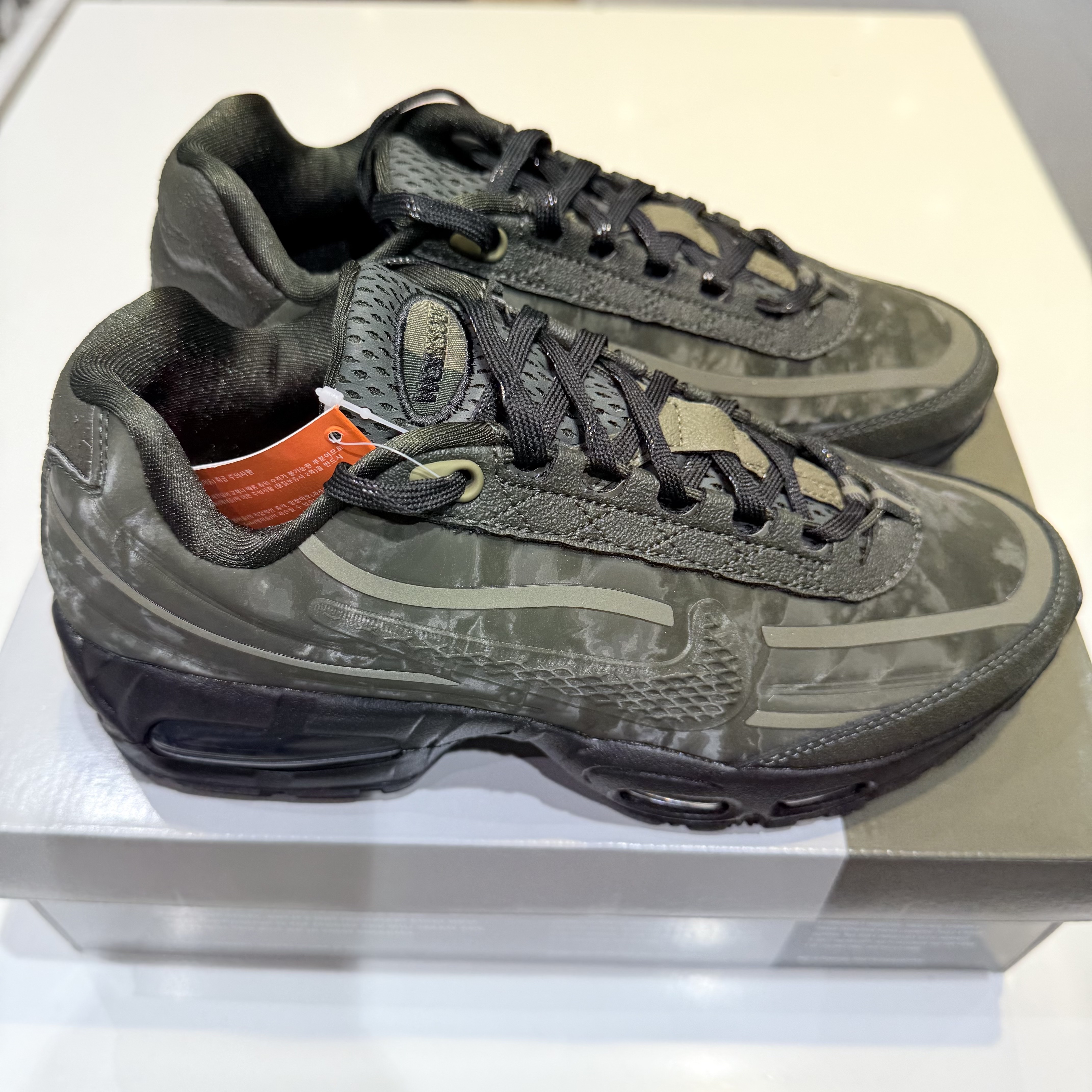 Nike x Worksout Air Max 95 Medium Olive and Sequoia 착용 스타일 - 5