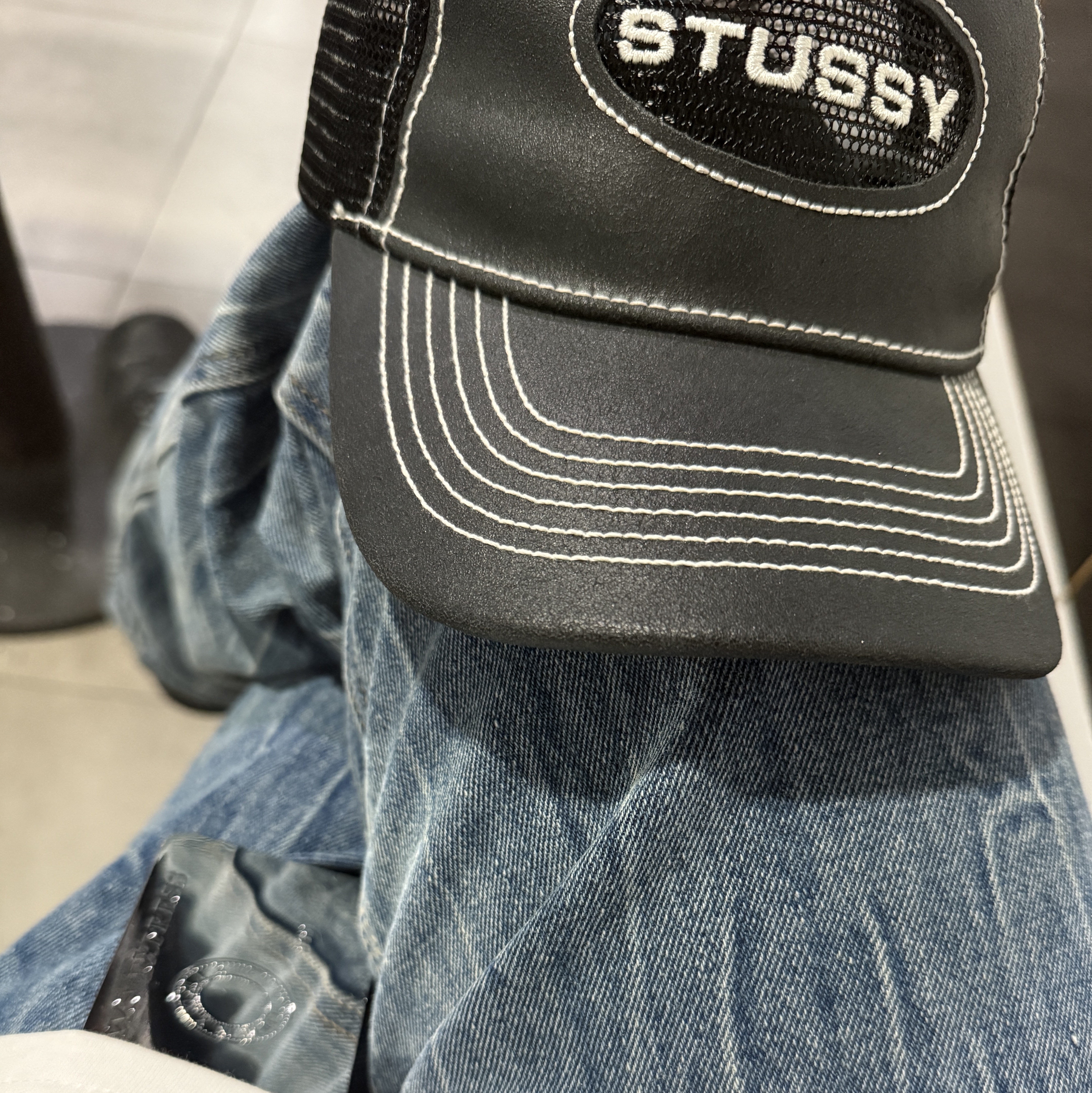 Stussy Low Pro Trucker Cut-Out Leather Snapback Black 착용 스타일