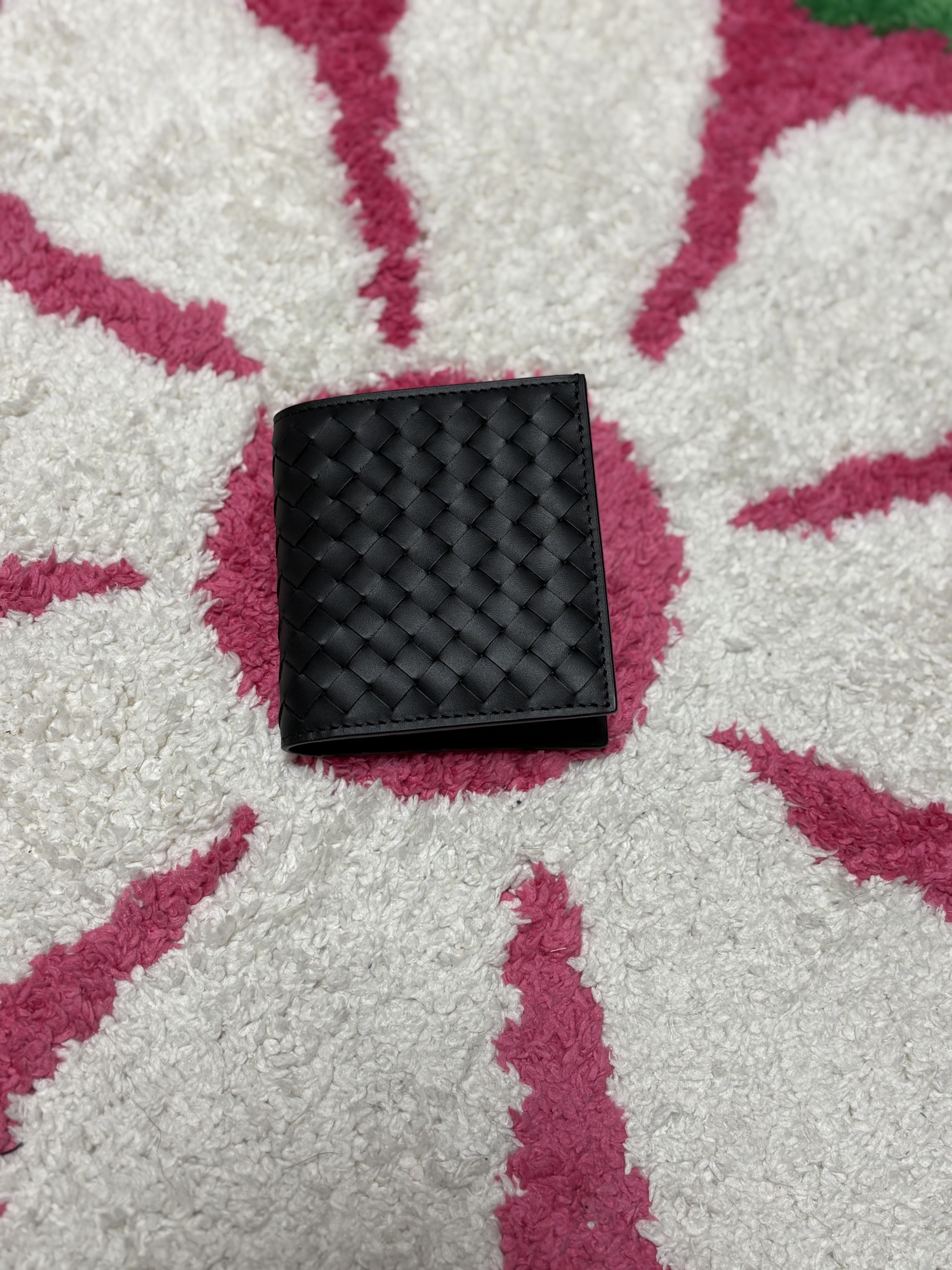Bottega Veneta Bi-Fold Wallet Black 착용 스타일