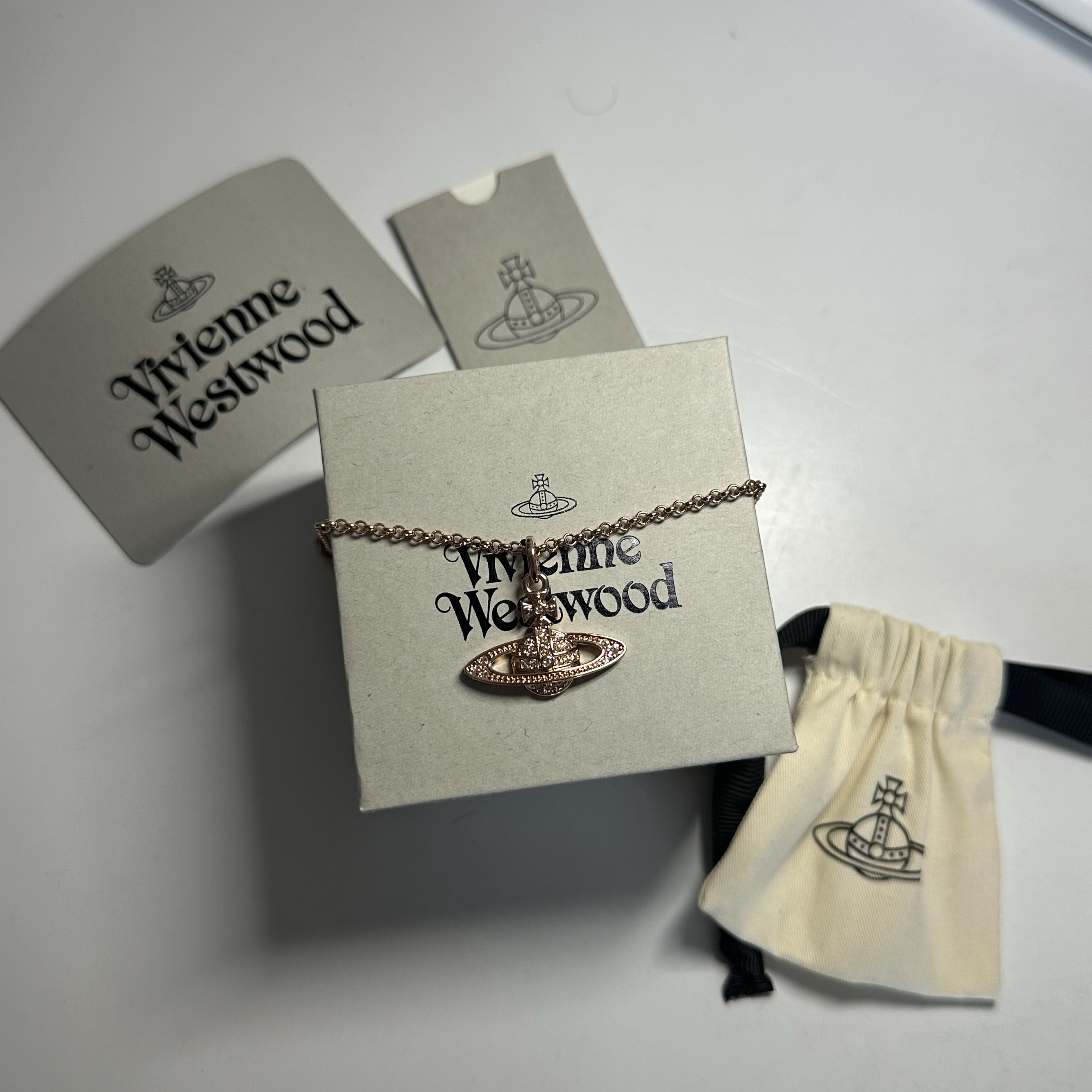 Vivienne Westwood Mini Bas Relief Pendant Pink Gold, Vivienne Westwood Mini Pearl Bas Relief Necklace Silver 착용 스타일 - 1