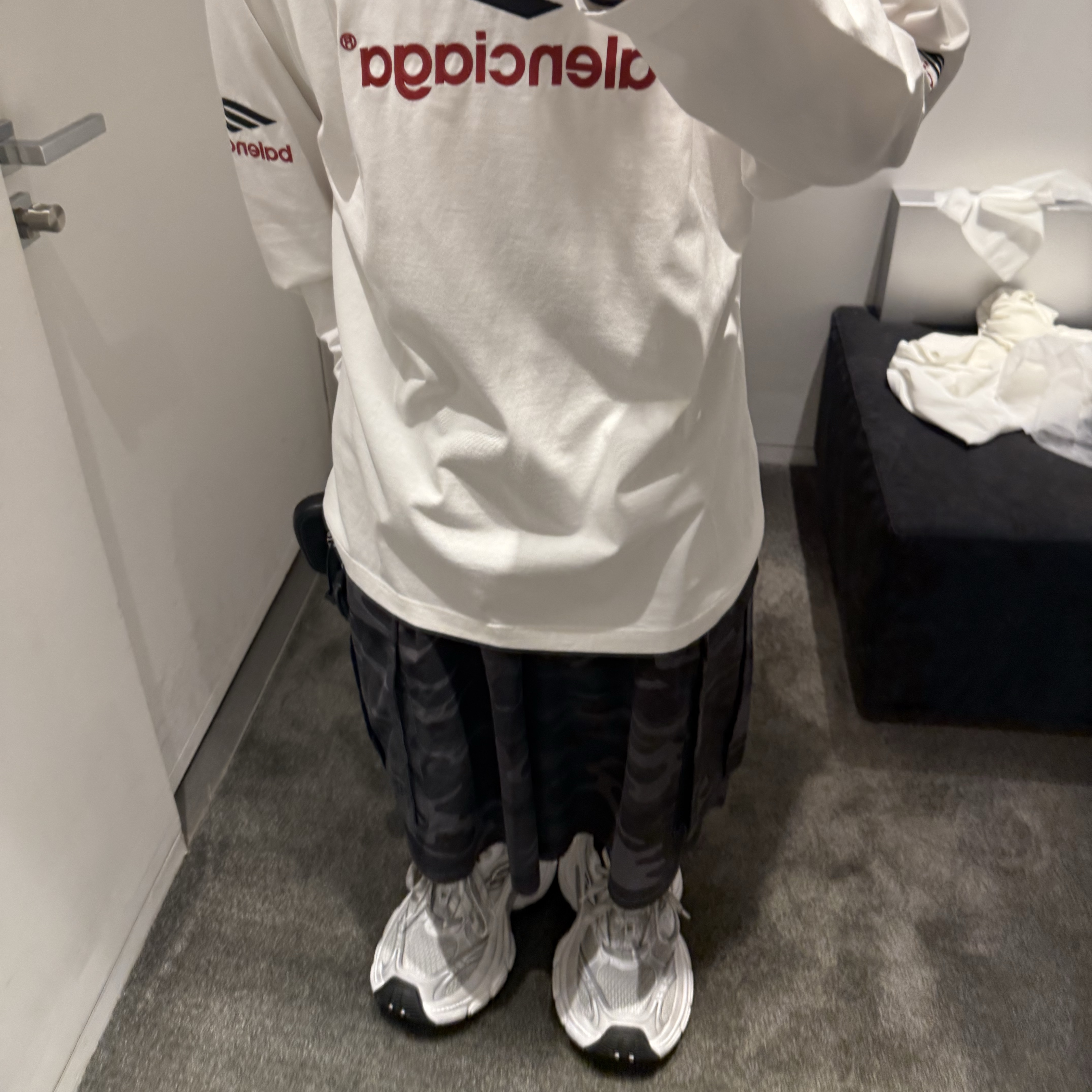 Undermycar Mu.46 Anti Fxxking Logo Play Big Cargo Rip-Camo Shorts Camo Gray, Balenciaga 3B Sports Icon Long Sleeve T-Shirt Oversized White Black 착용 스타일 - 2