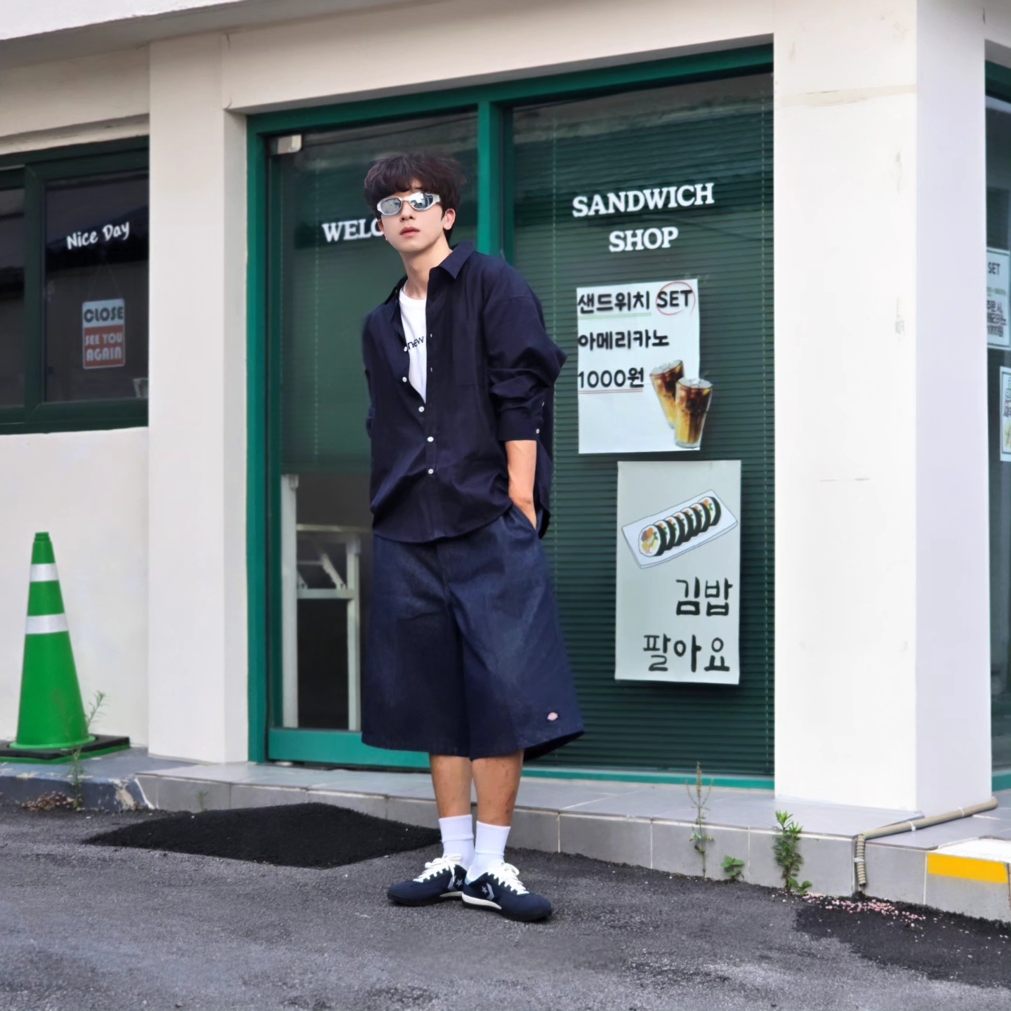 Dickies Loose Fit 13 Inch Flat Front Work Shorts Dark Navy, Converse Run Star Trainer Retro Sport Azul 착용 스타일 - 1