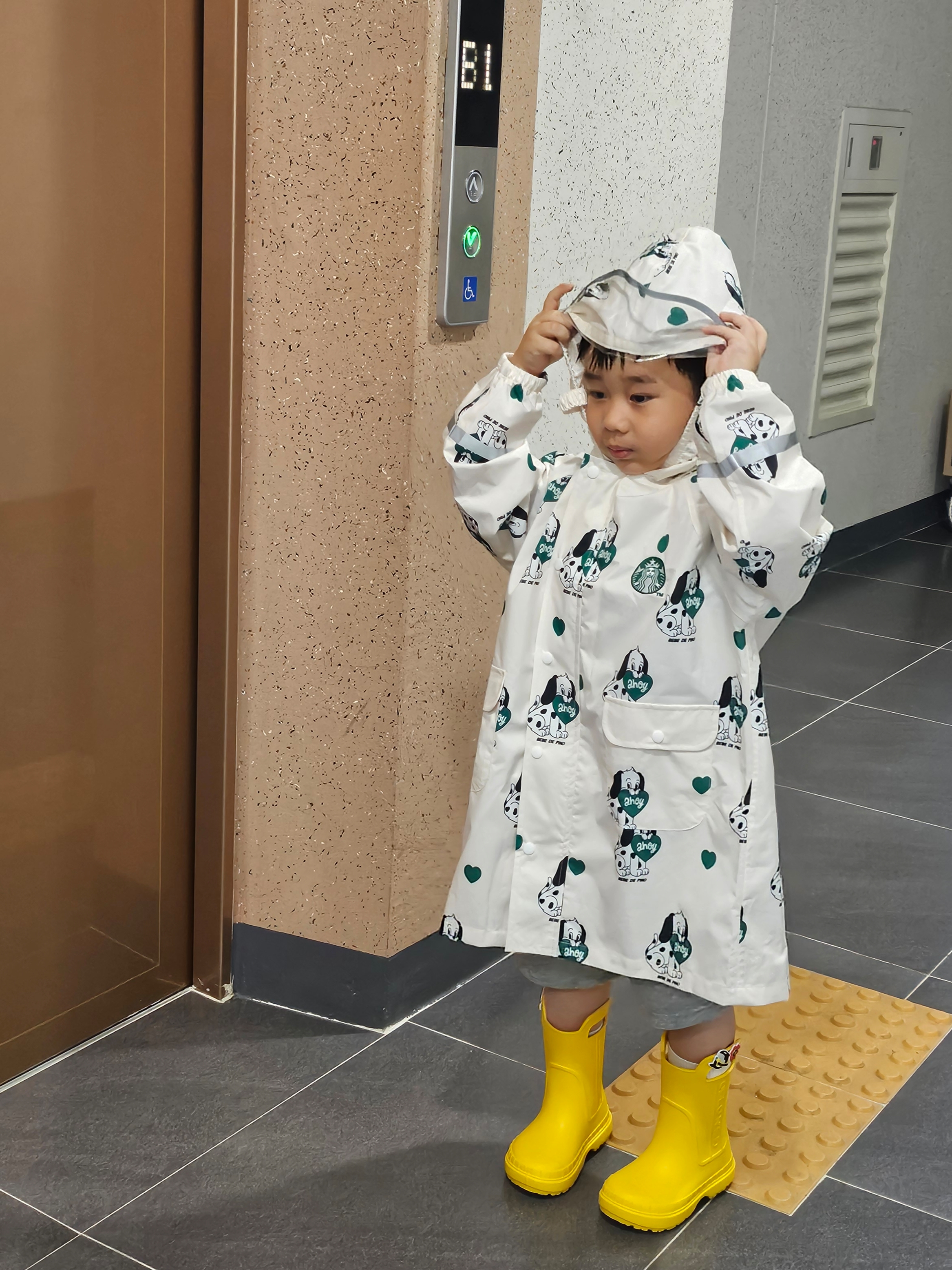 Starbucks x Bebe De Pino Raincoat M White 착용 스타일 - 2
