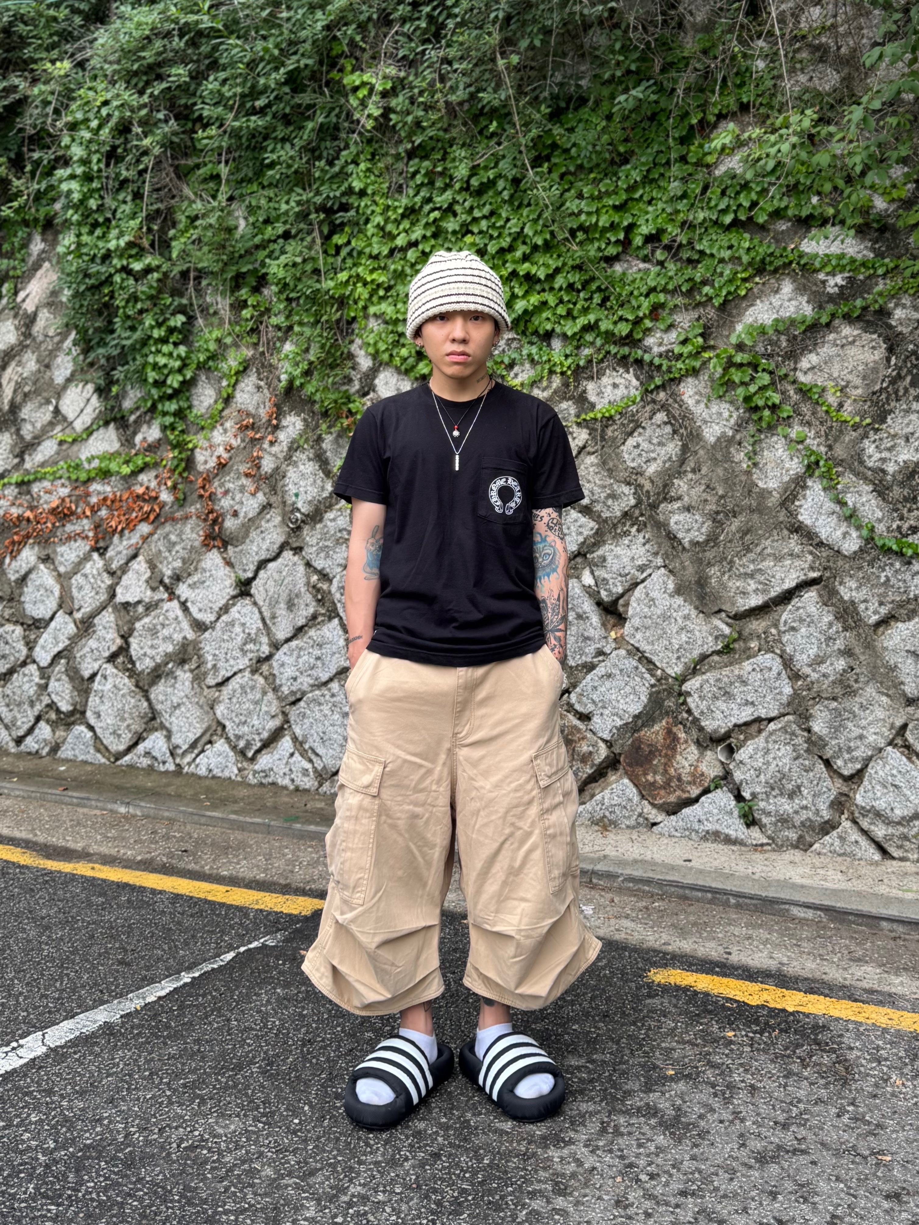 Adidas Adilette 24 Core Black Cloud White, NOD Stone Washed Cargo Shorts Beige 착용 스타일 - 3