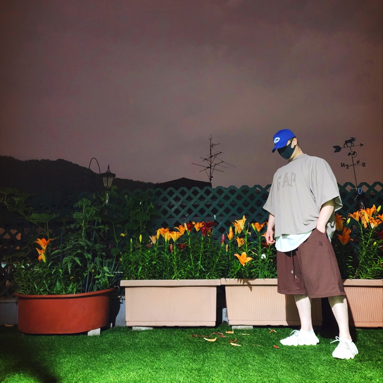 Yeezy Gap Engineered By Balenciaga Dove No Seam T-Shirt Beige, Adidas Yeezy 450 Cloud White 착용 스타일 - 1