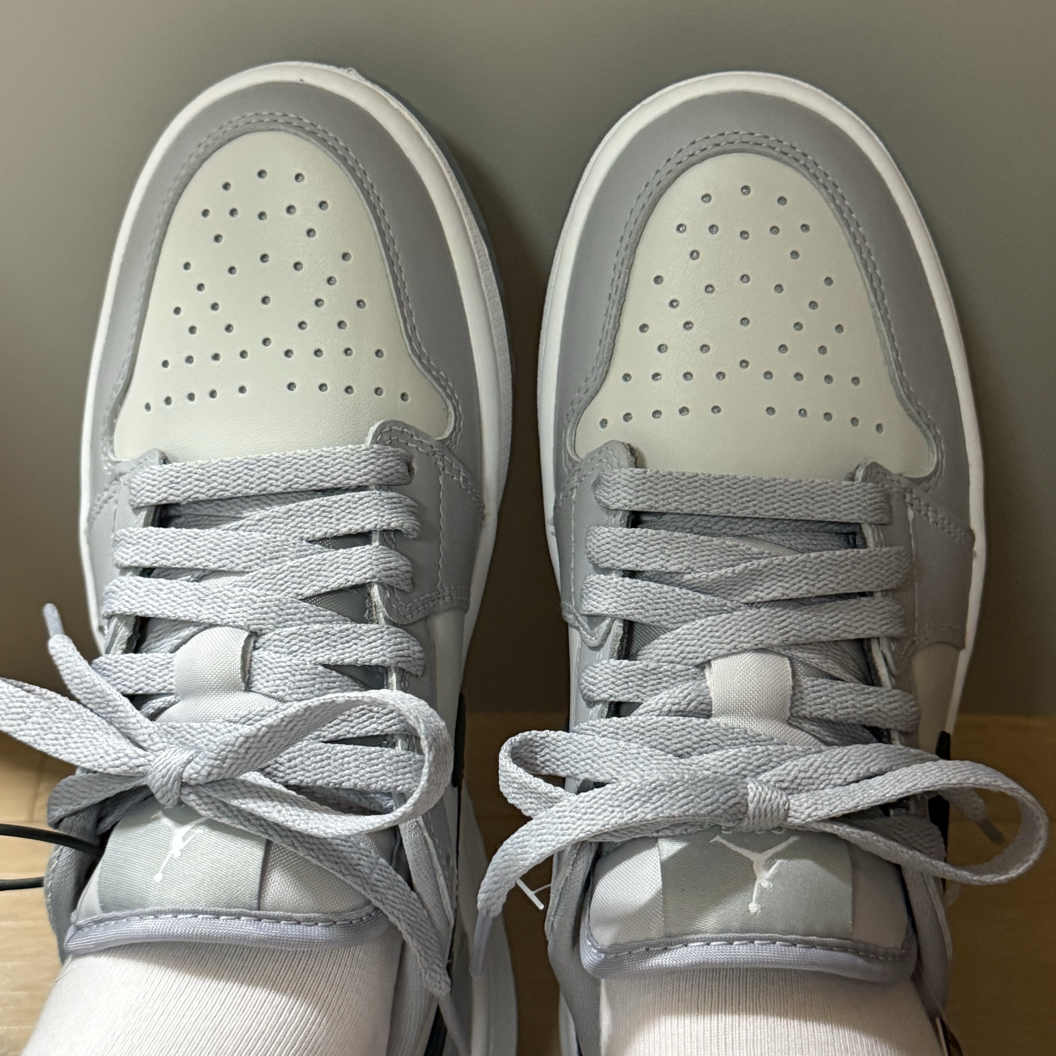 Jordan 1 Low Golf Wolf Grey 착용 스타일 - 1