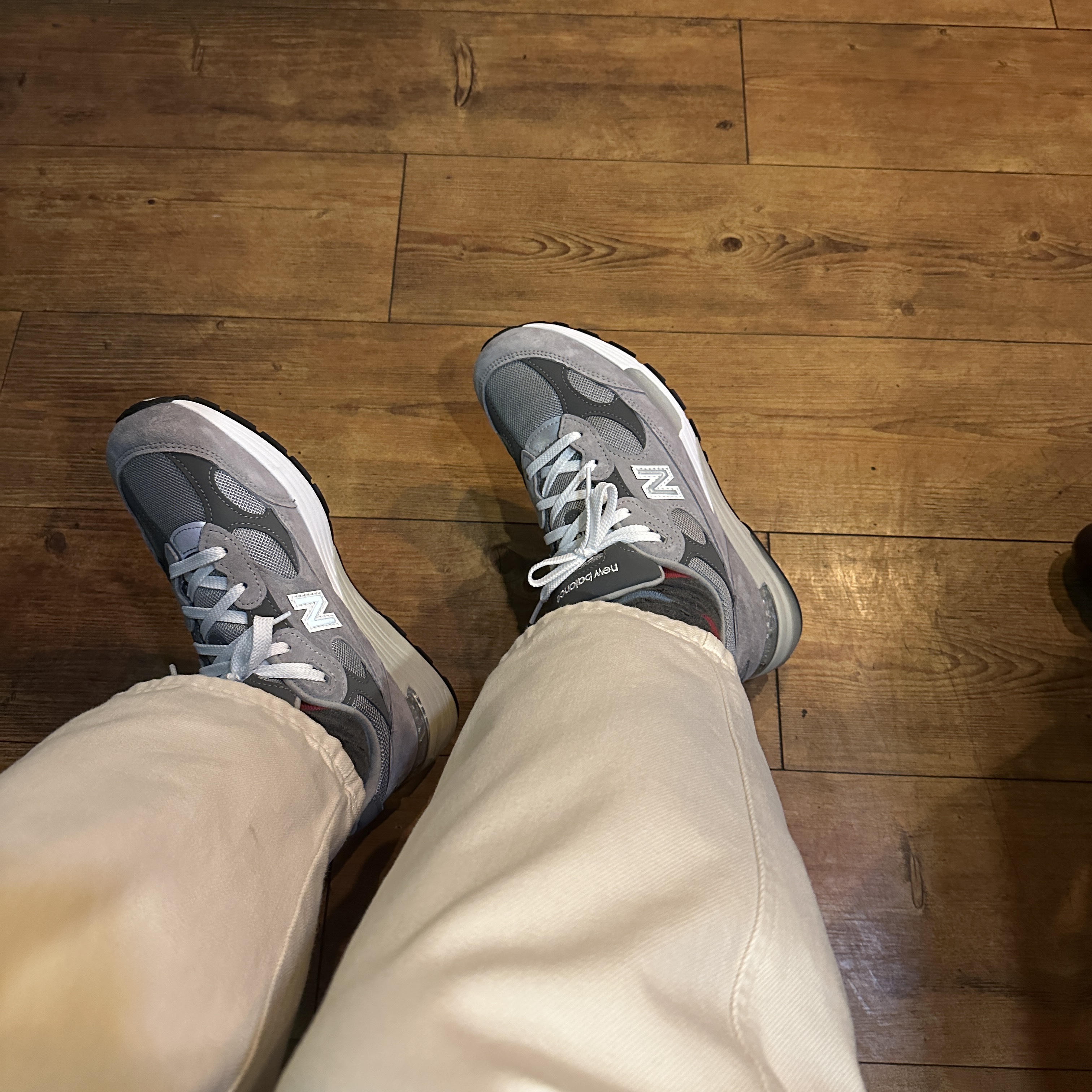 New Balance 992 Made in USA Core Grey Silver Metallic 착용 스타일 - 2