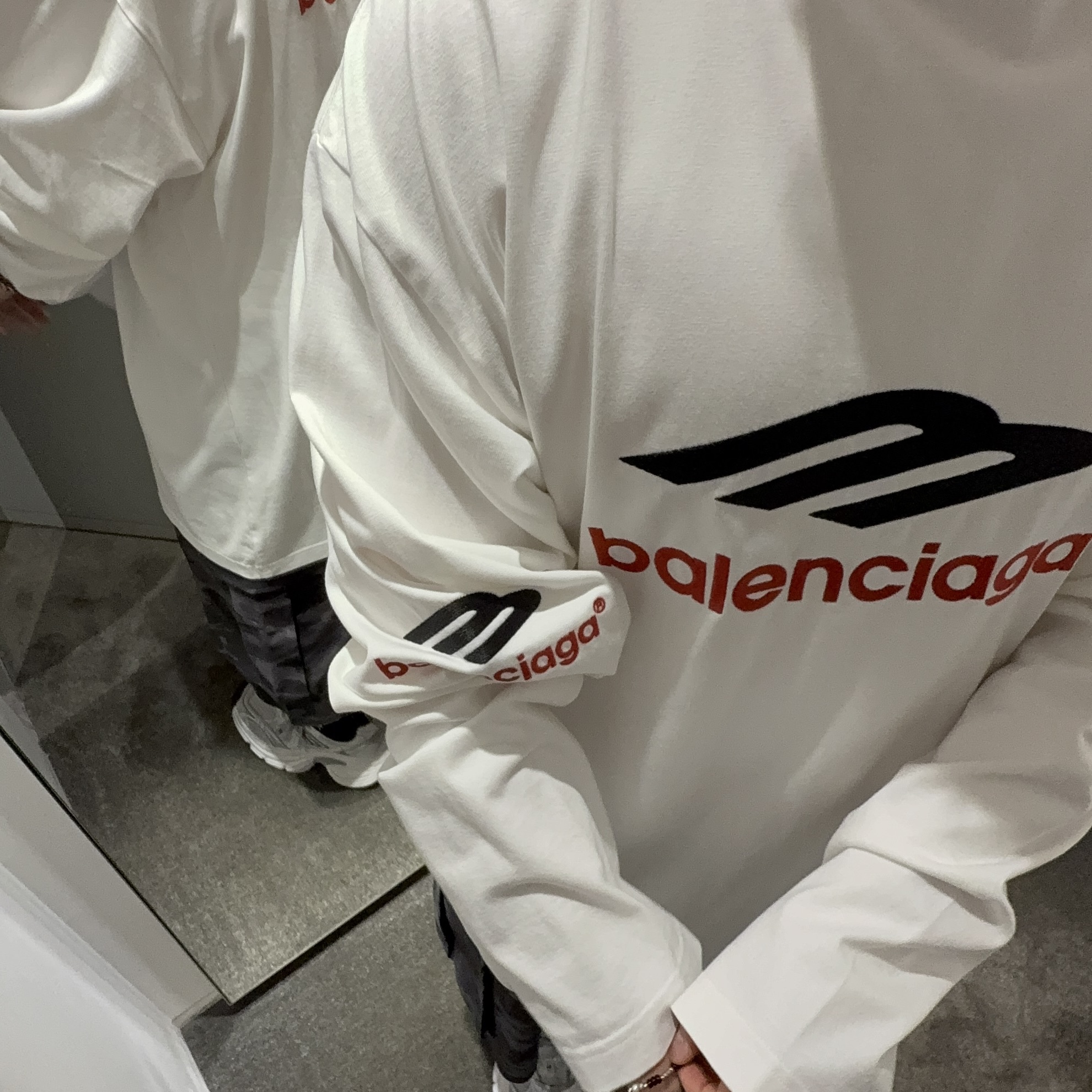 Undermycar Mu.46 Anti Fxxking Logo Play Big Cargo Rip-Camo Shorts Camo Gray, Balenciaga 3B Sports Icon Long Sleeve T-Shirt Oversized White Black 착용 스타일 - 1