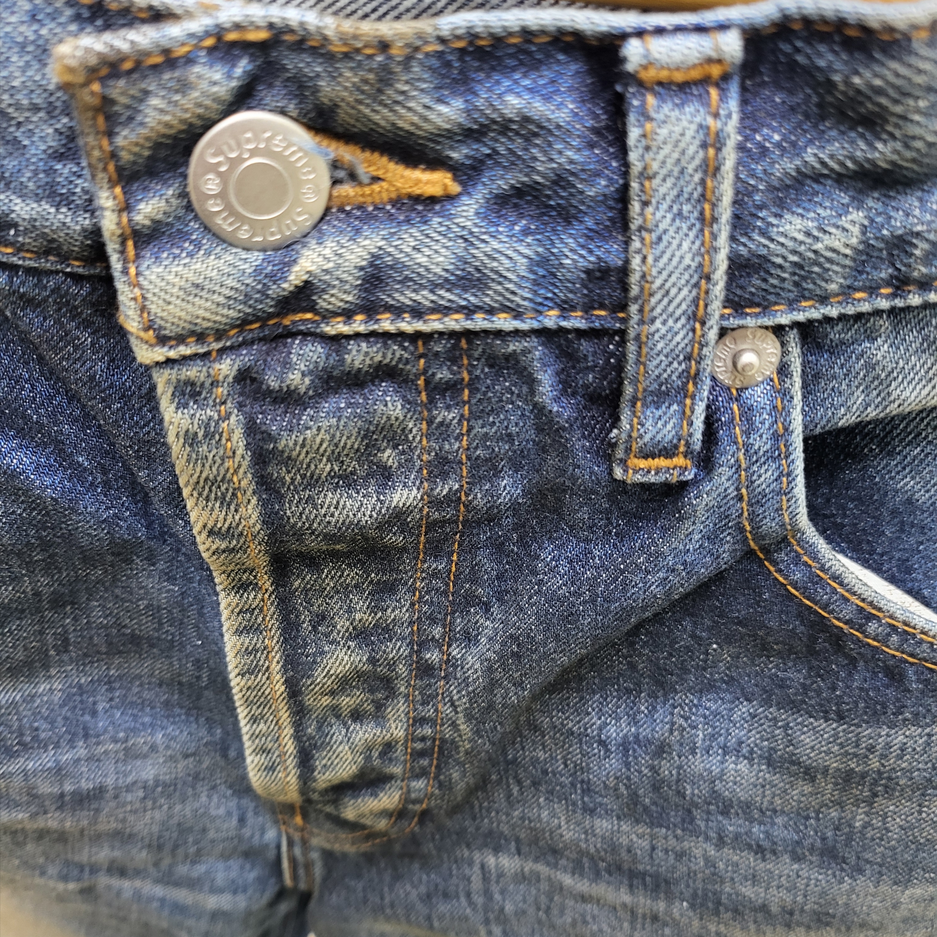 Supreme Distressed Loose Fit Selvedge Jean Washed Indigo - 25SS 착용 스타일 - 2