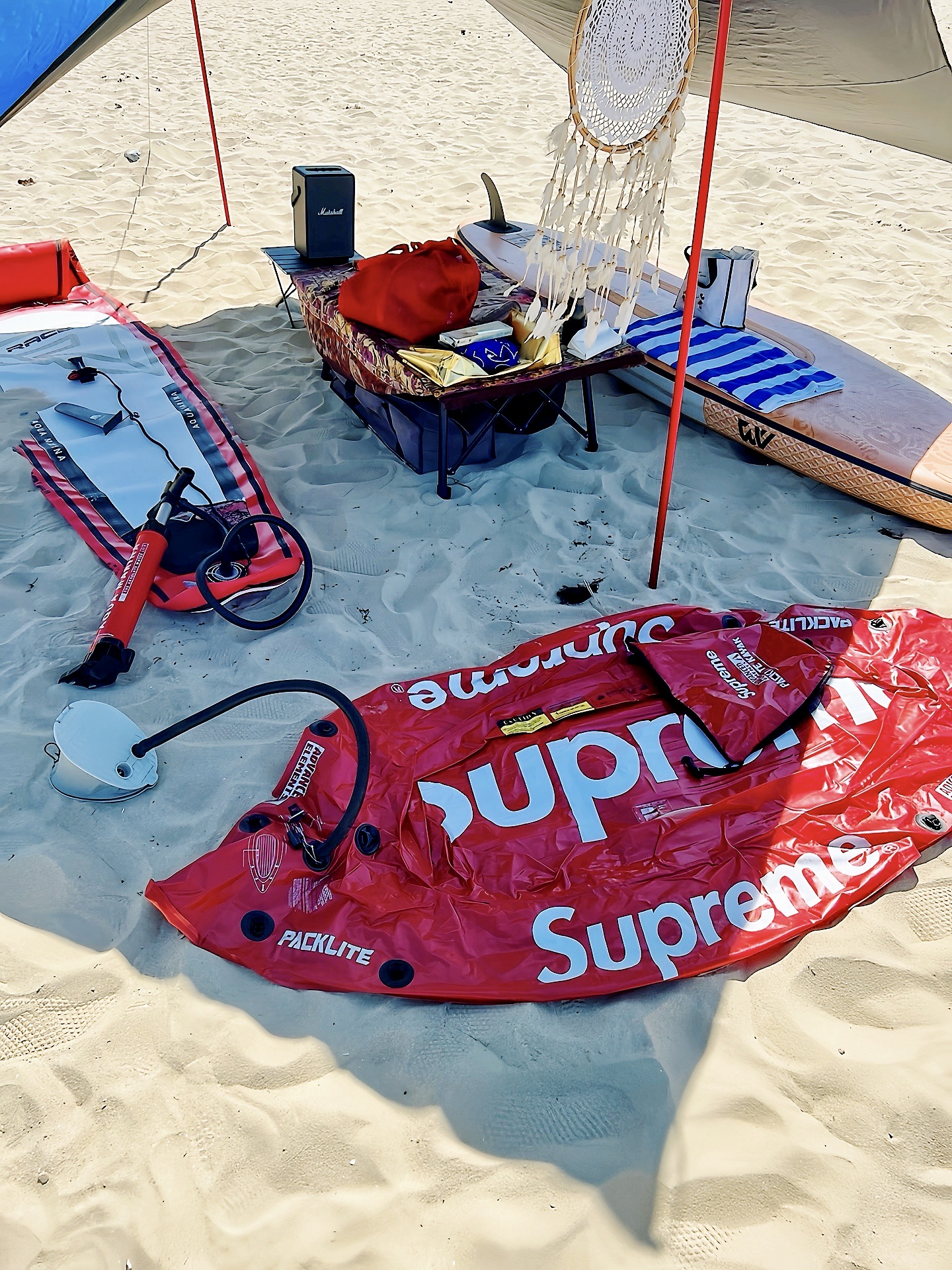 Supreme ENO Islander Nylon Blanket Purple - 22SS, Supreme Mesh Tote Bag Red - 25SS 착용 스타일 - 1