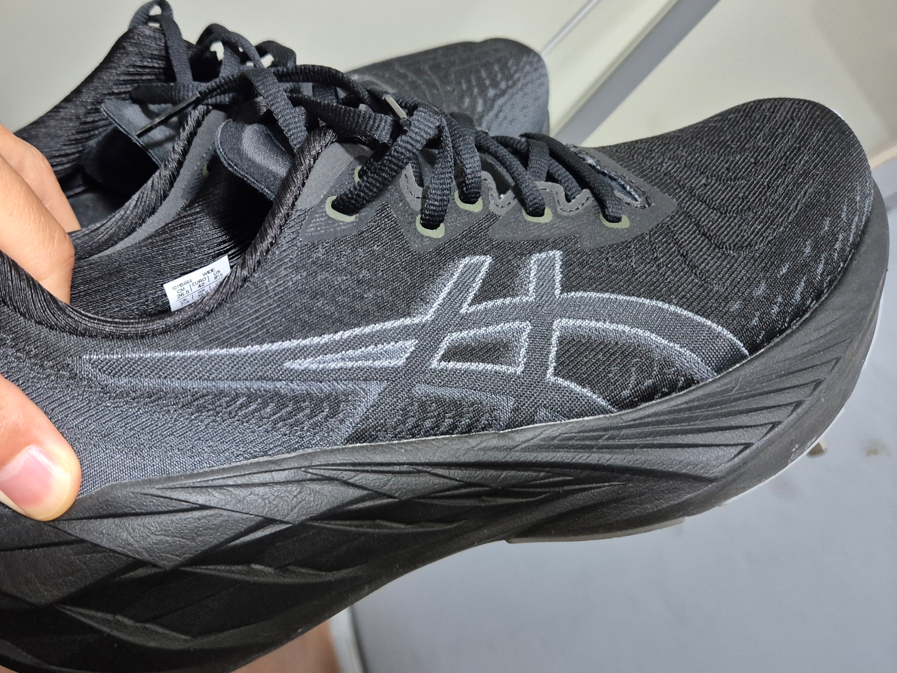 Asics Novablast 4 Black Graphite Grey - 2E Wide 착용 스타일