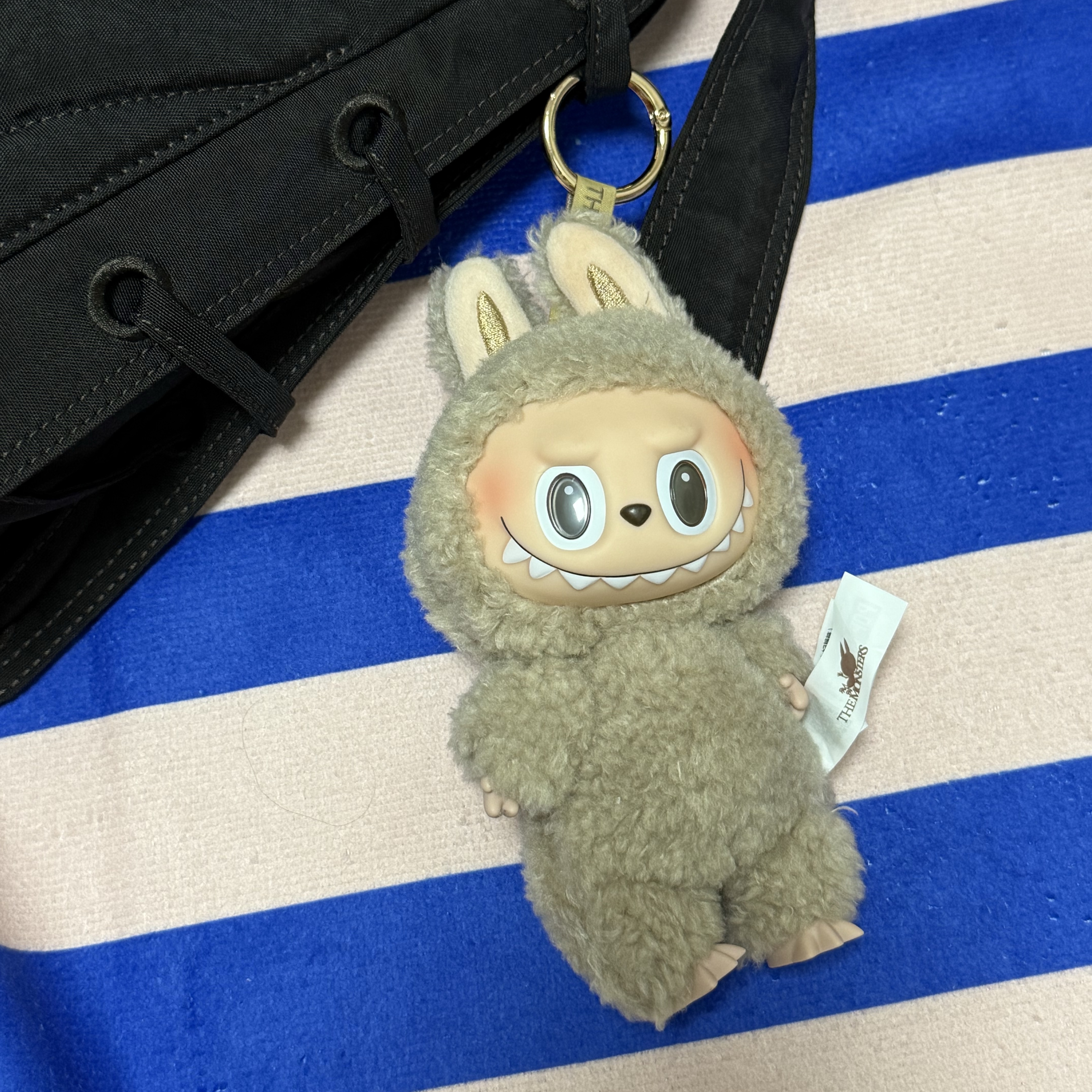 Pop Mart Labubu The Monsters Labubu Tasty Macarons Series Toffe Keyring, Lemaire Medium Soft Game Bag Nylon Canvas Dark Chocolate 착용 스타일