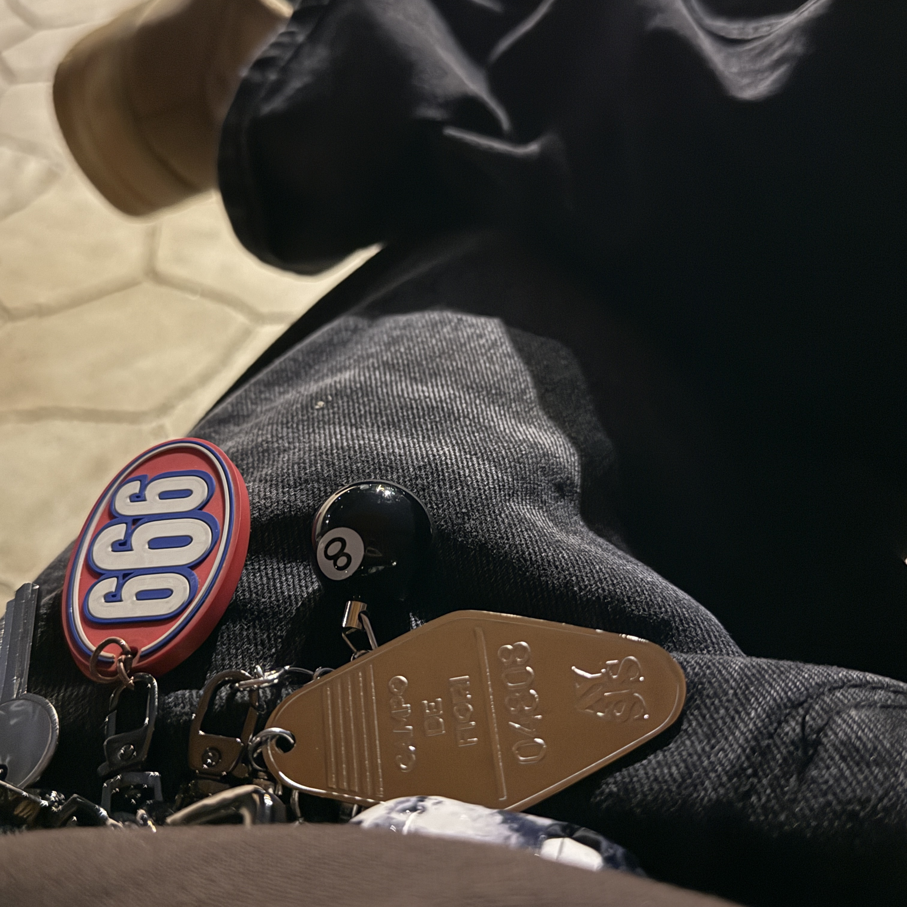 Stussy 8 Ball Keychain Black 착용 스타일
