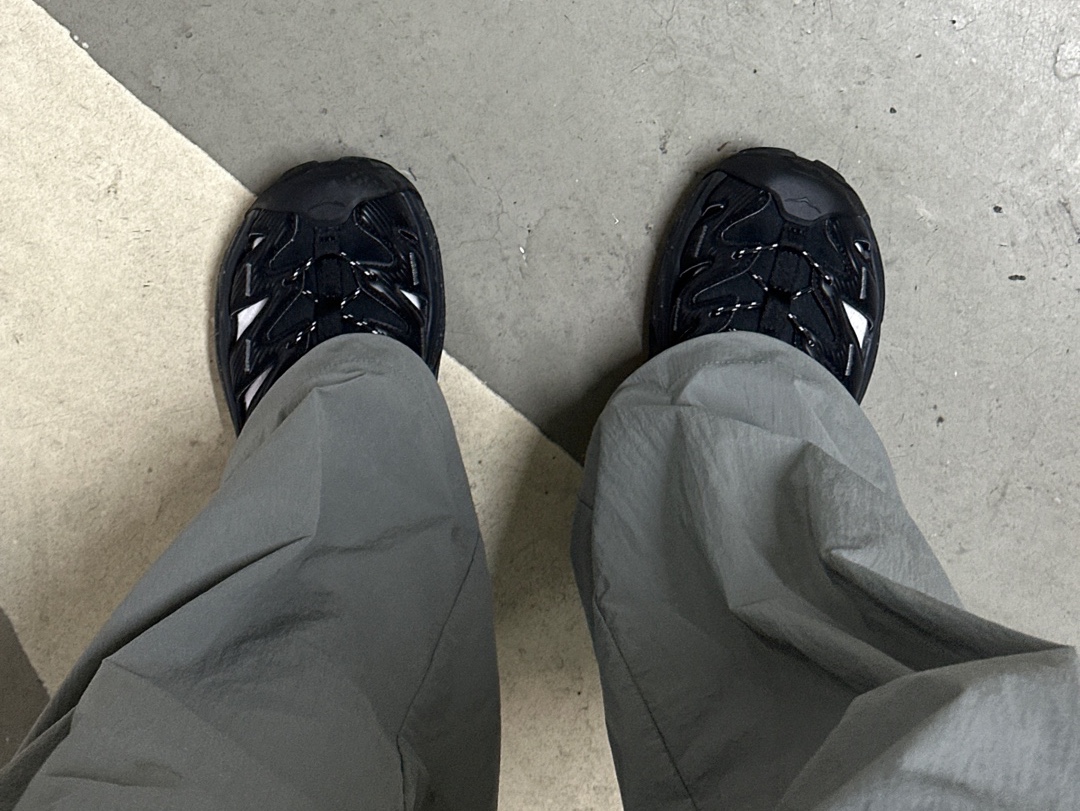Hoka Hopara Black Castle Rock 착용 스타일