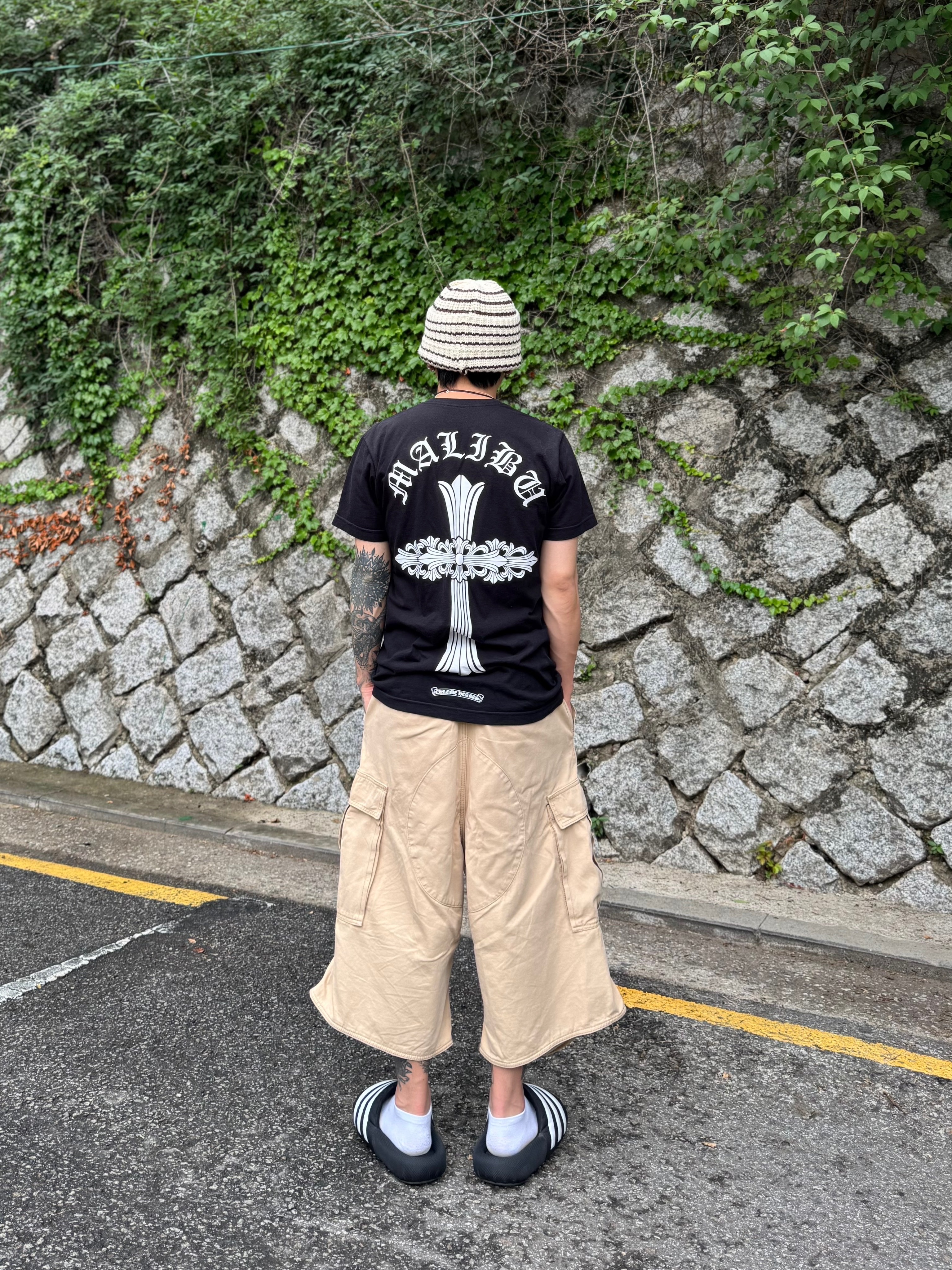 Adidas Adilette 24 Core Black Cloud White, NOD Stone Washed Cargo Shorts Beige 착용 스타일 - 6