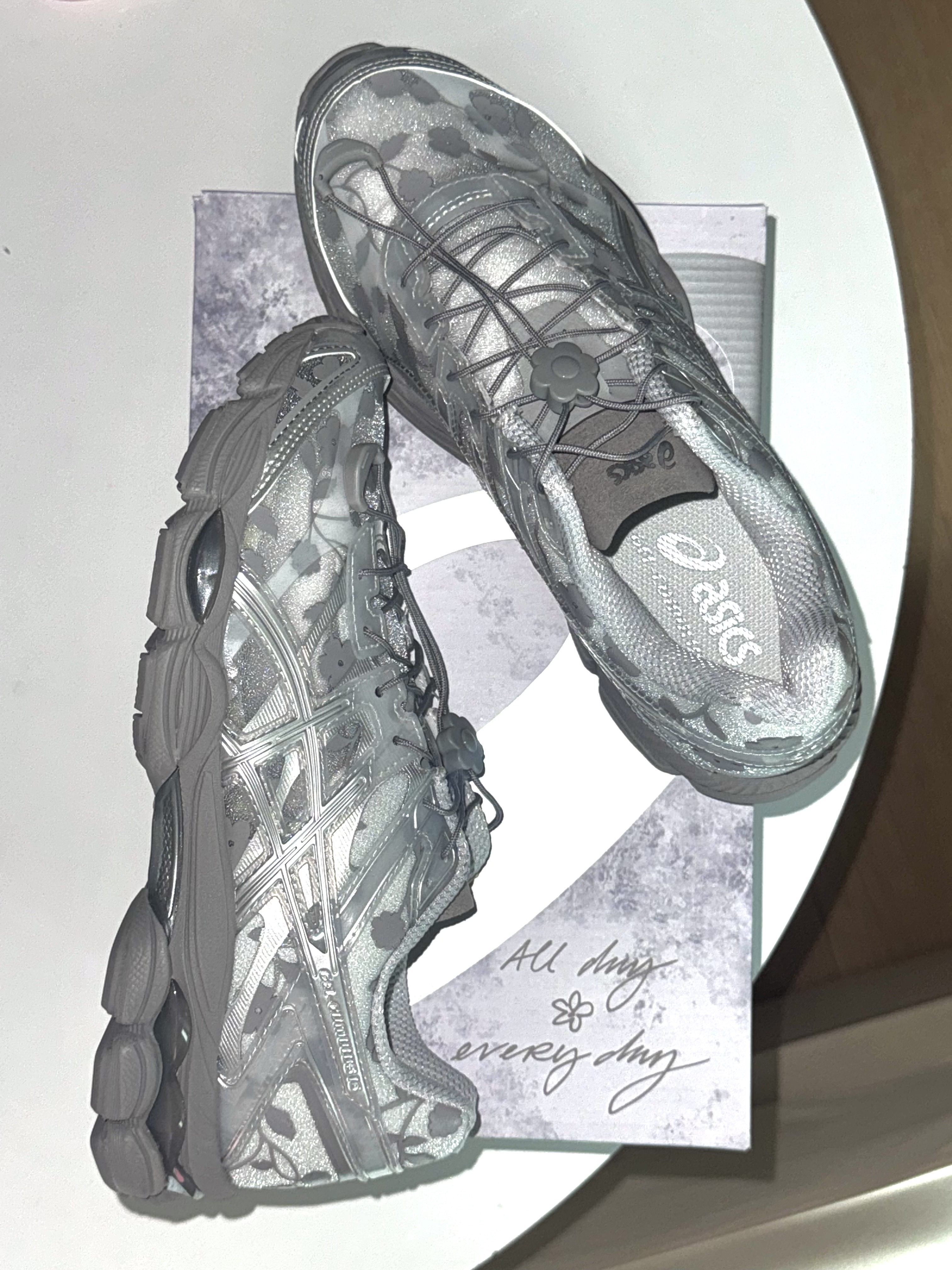 Asics x Cecilie Bahnsen Gel-Cumulus 16 Gray 착용 스타일