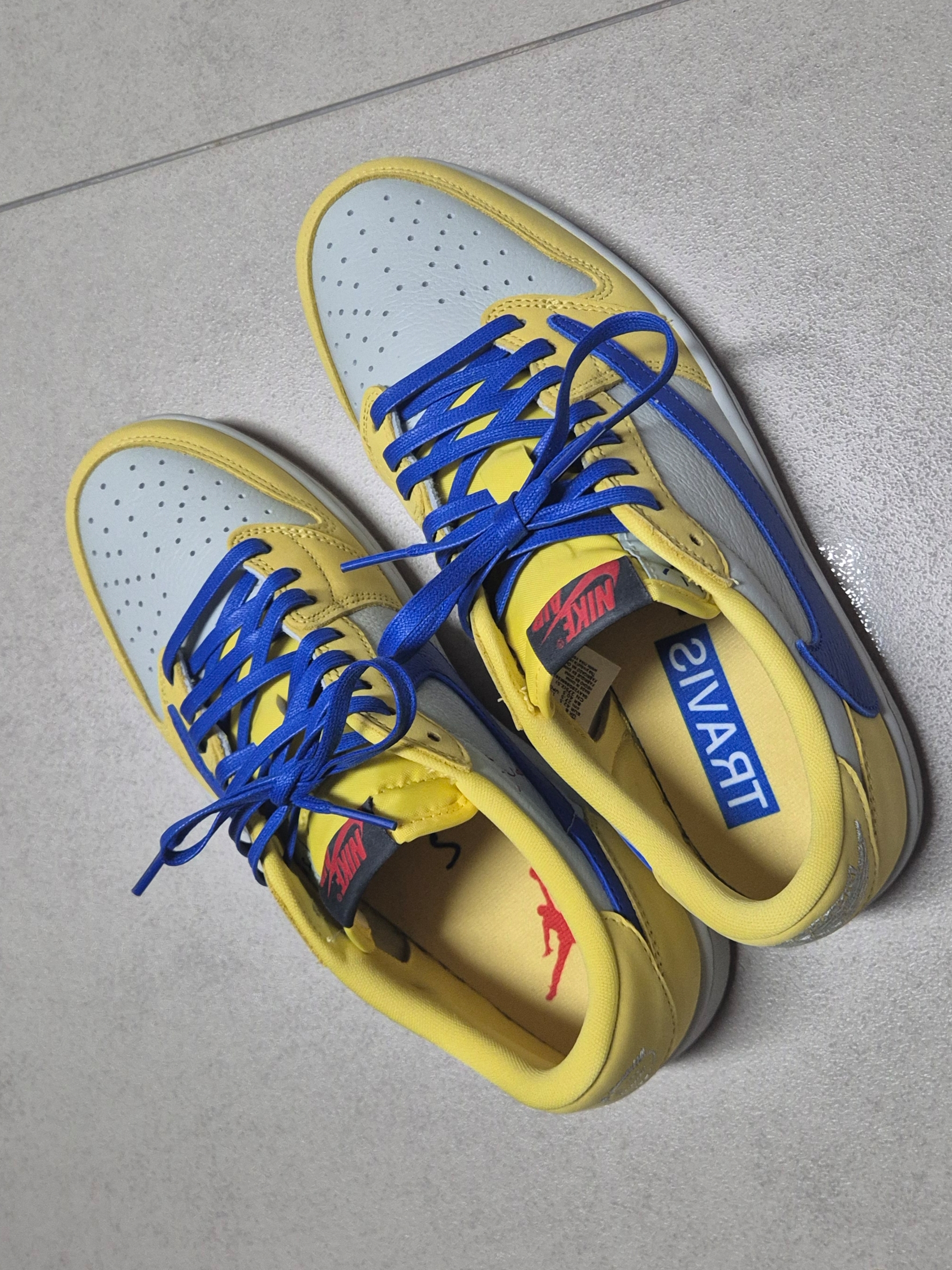 ATEEZ X Vandy The Pink 'Lemon Drop' T-shirt, (W) Jordan 1 x Travis Scott Retro Low OG SP Canary 착용 스타일 - 3