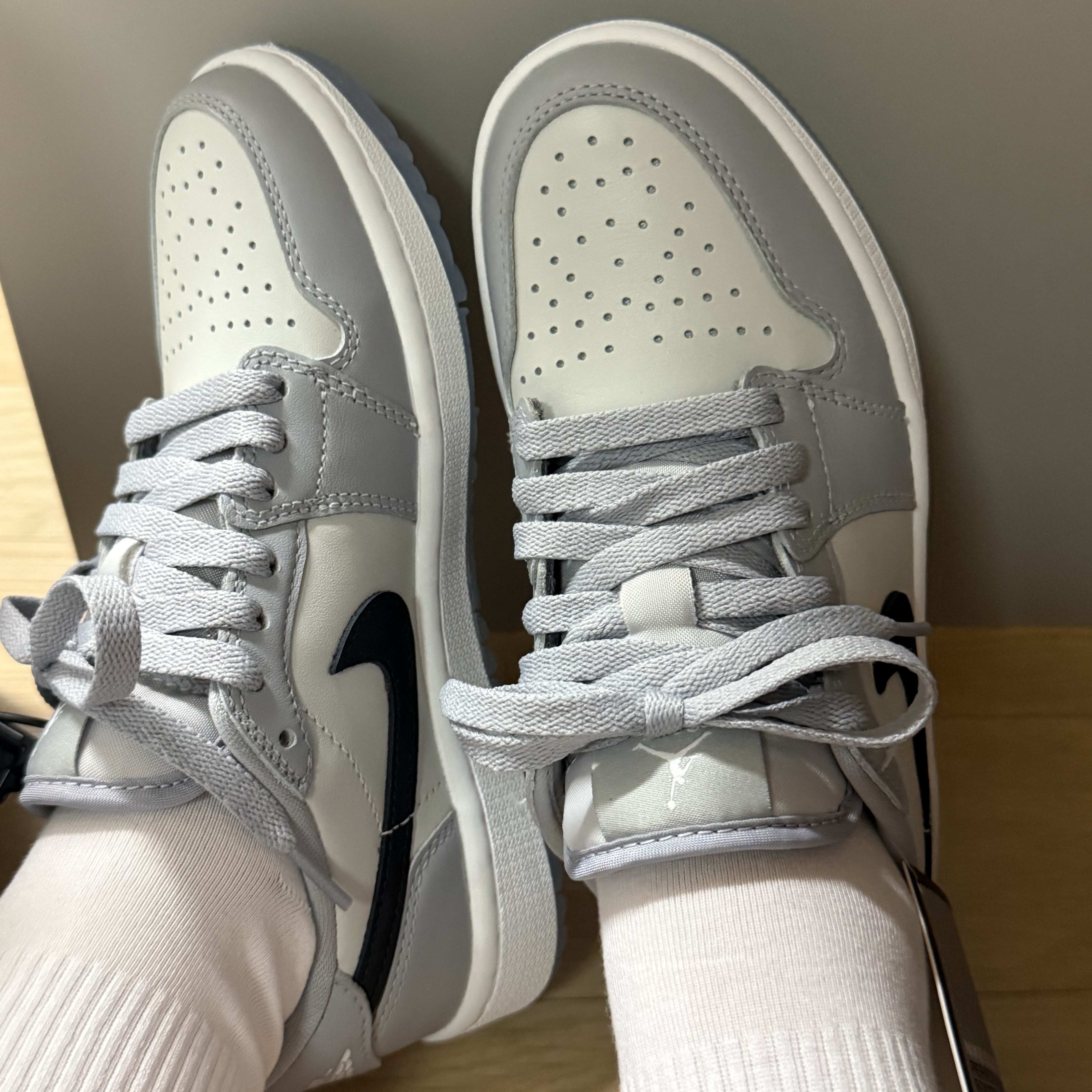 Jordan 1 Low Golf Wolf Grey 착용 스타일 - 2