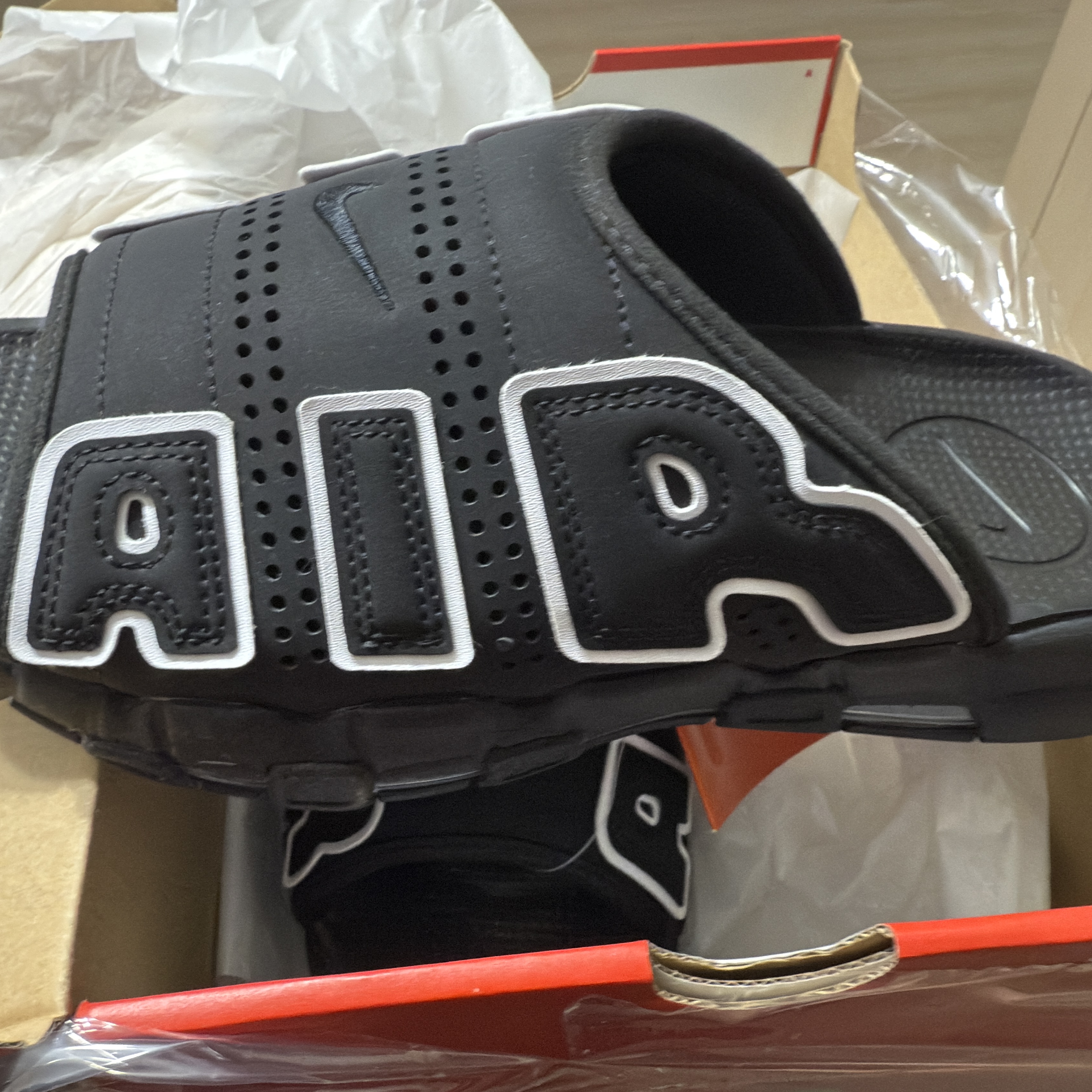 Nike Air More Uptempo Slide Black White 착용 스타일 - 2