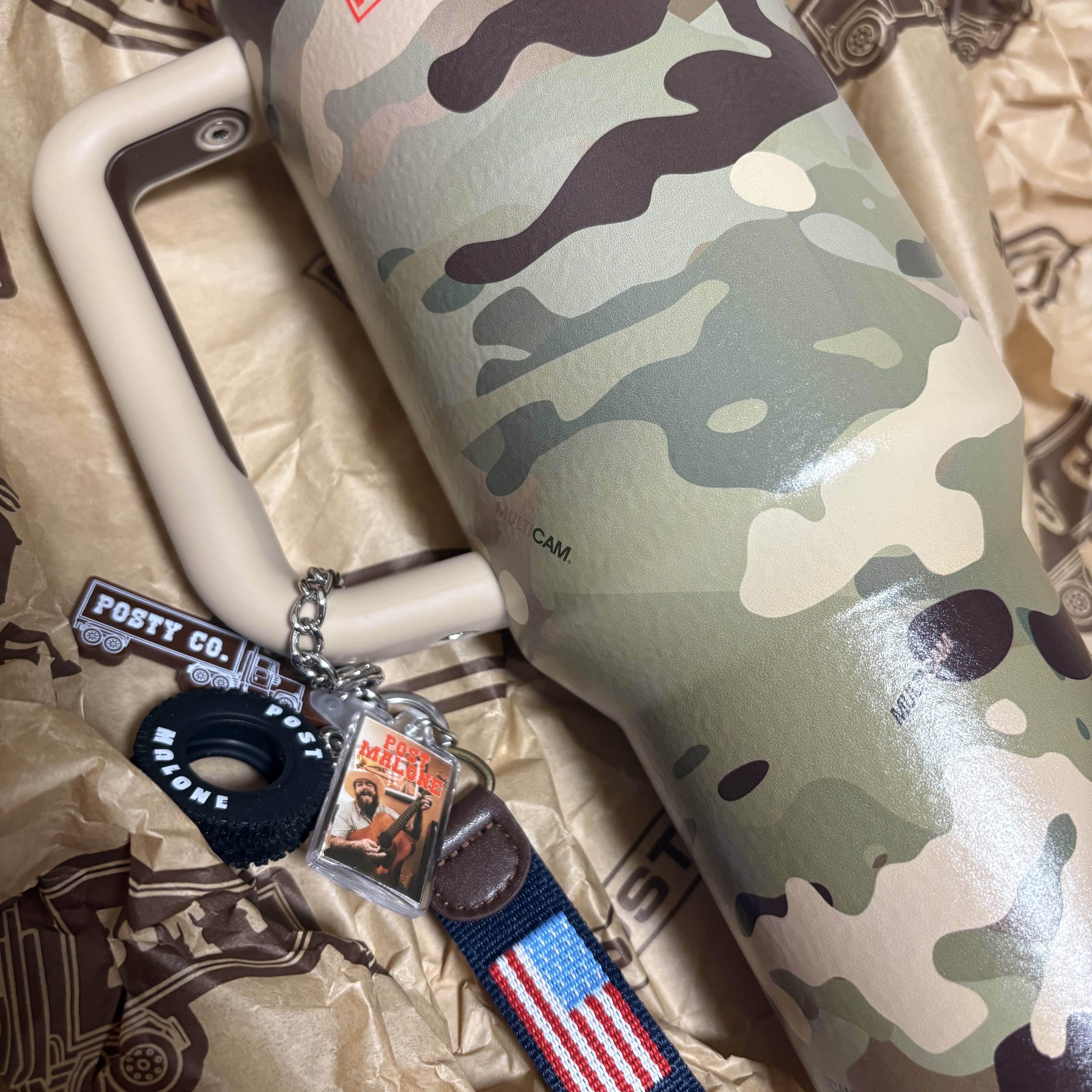 Stanley x The Post Malone Quencher H2.0 Flowstate Tumbler 1.18L Multicam 착용 스타일